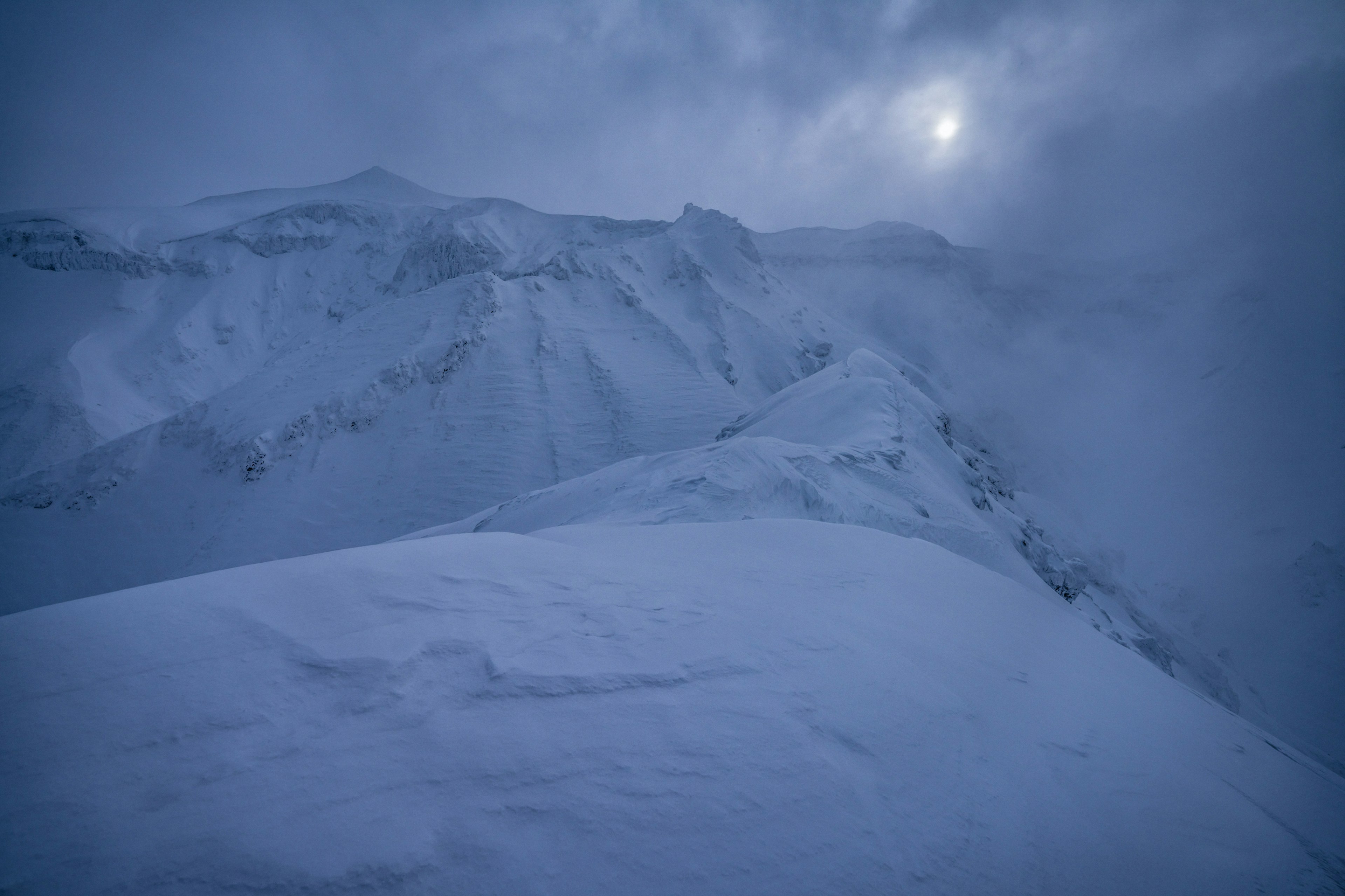 雪に覆われた山の風景と曇った空