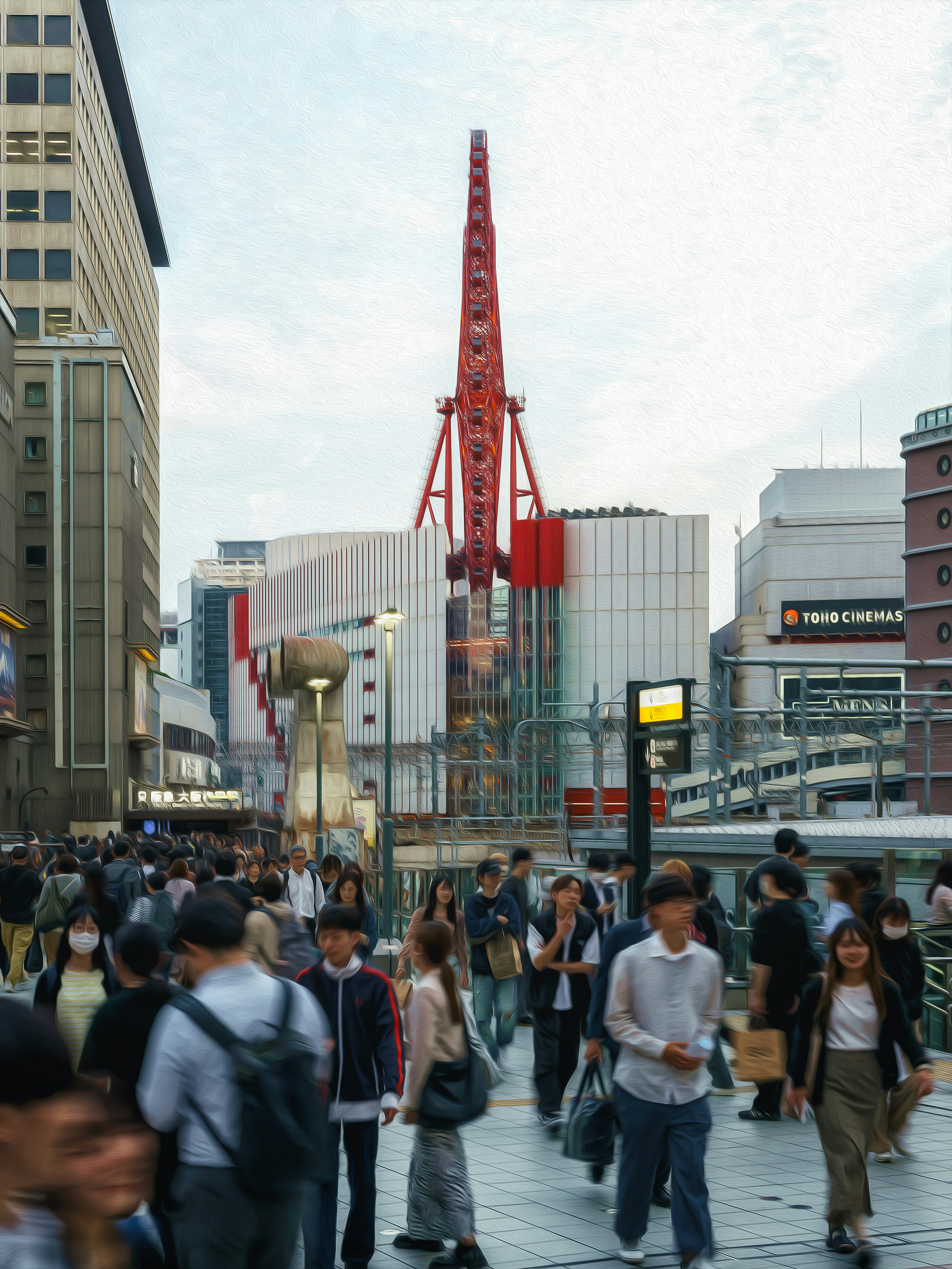 赤い鉄塔が目立つ都市の交差点で多くの人々が行き交う風景