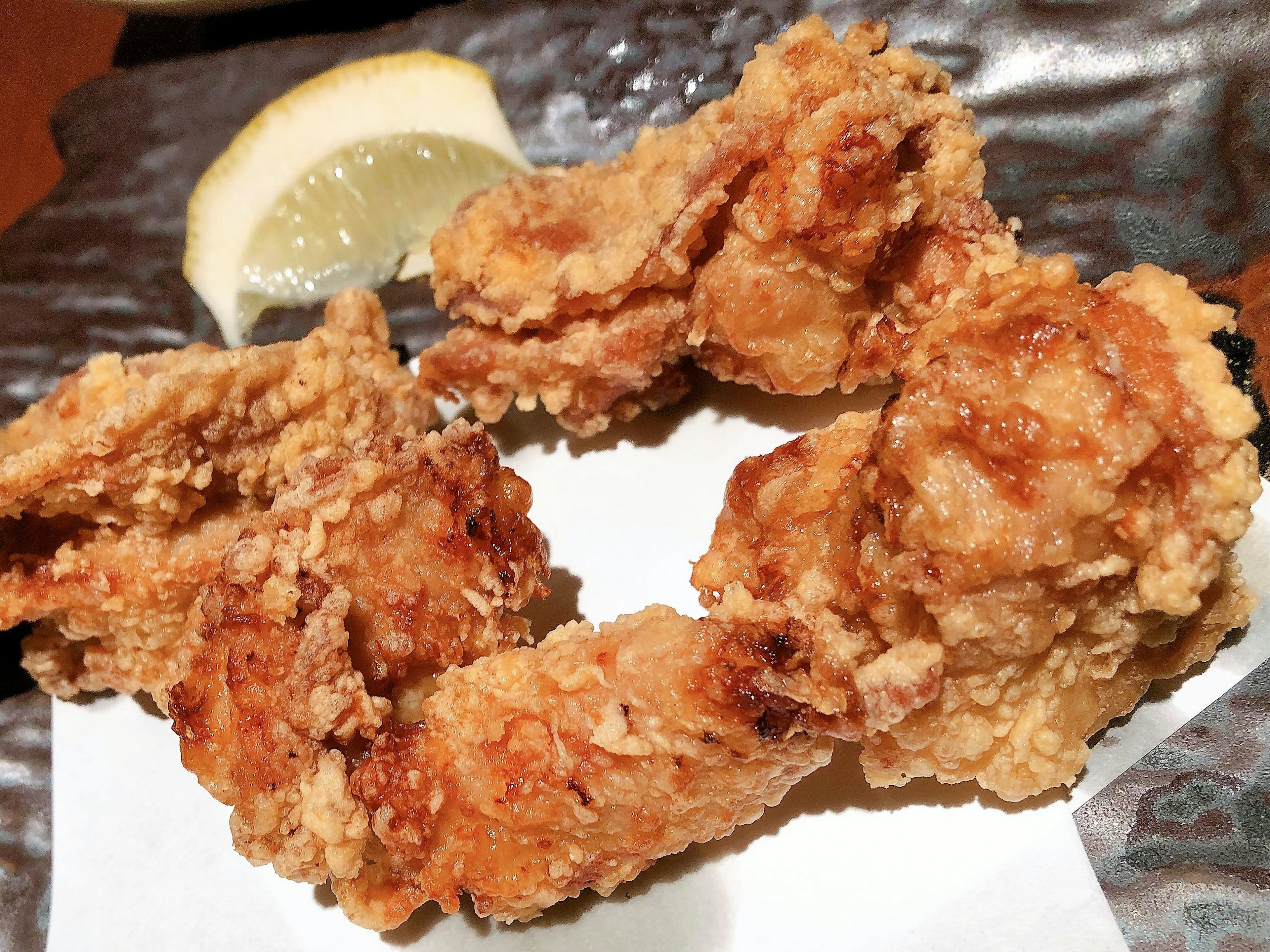 Assiette de morceaux de poulet frit croustillants avec une tranche de citron