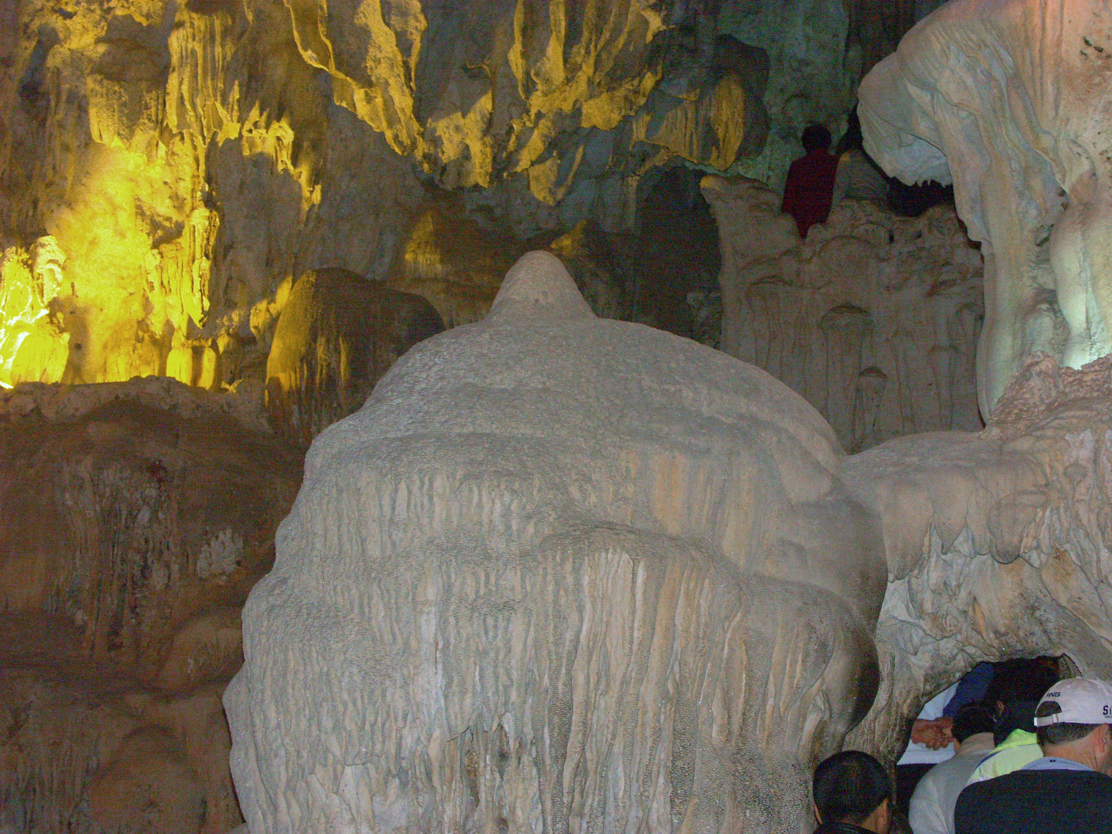 Stalactites et effets d'éclairage dans une grotte