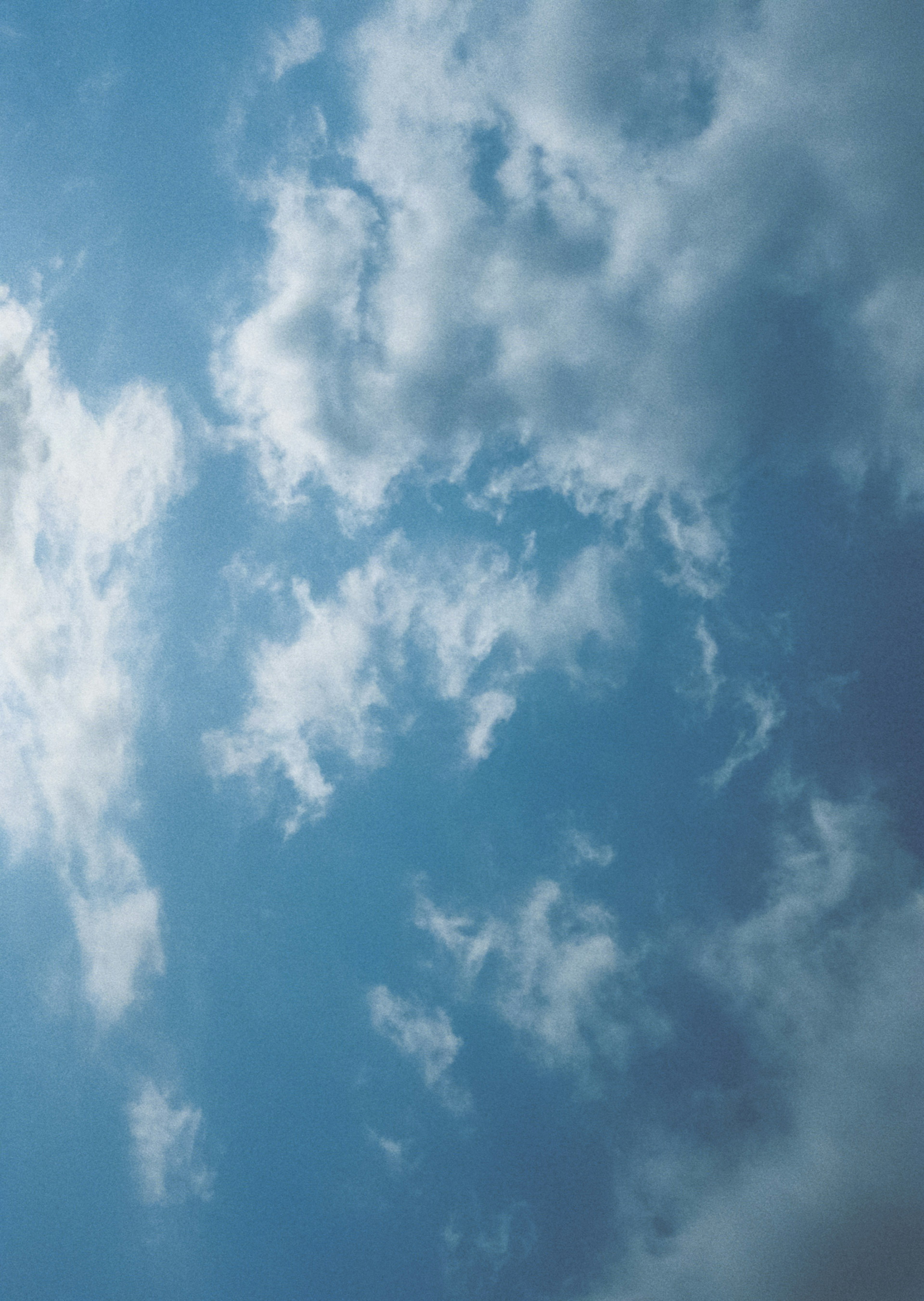 Pemandangan indah awan putih mengapung di langit biru