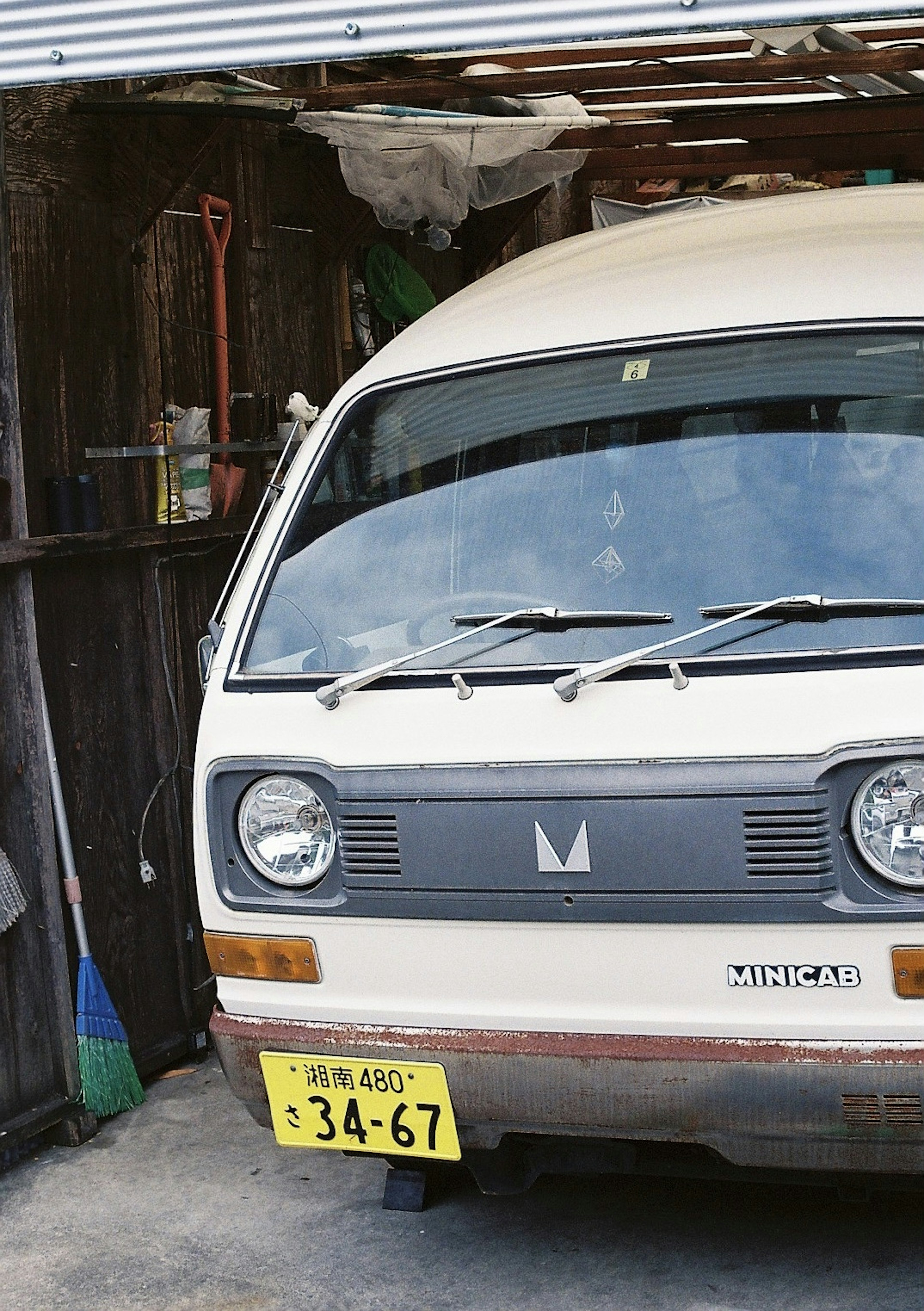 一輛舊的廂型車停在車庫裡