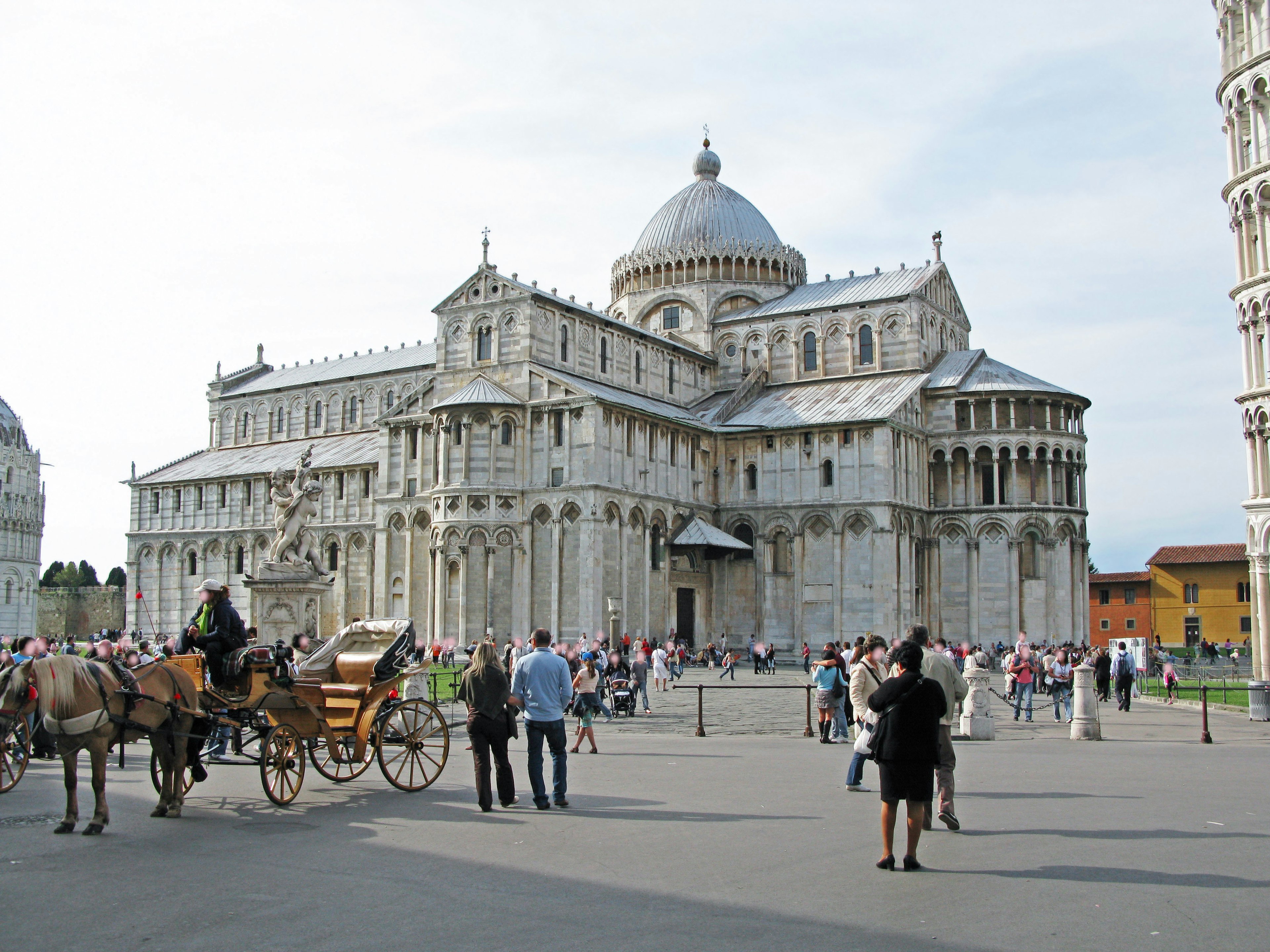 Catedral de Pisa con turistas y una carroza