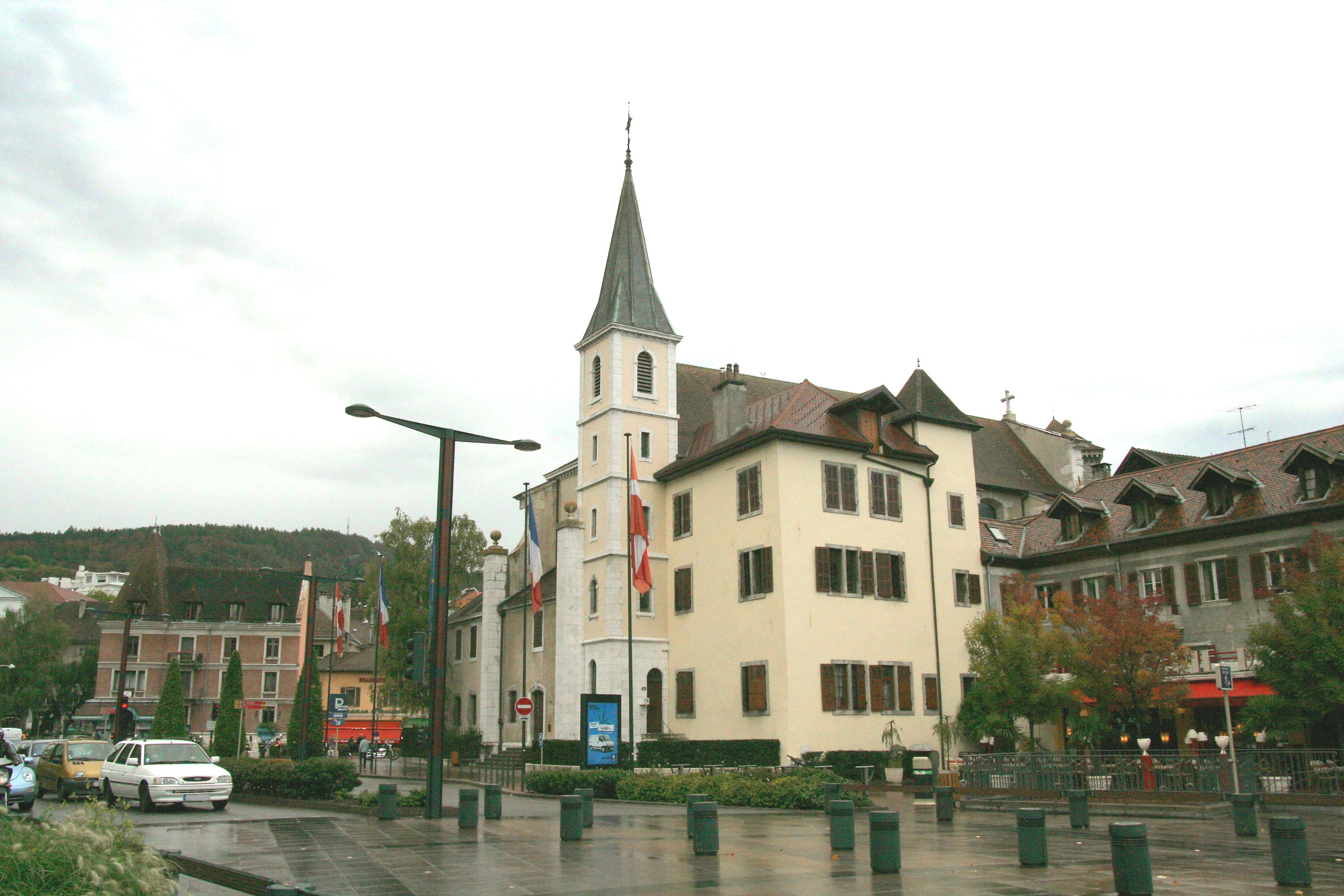 Escena de una ciudad suiza con una iglesia y edificios históricos en un día lluvioso