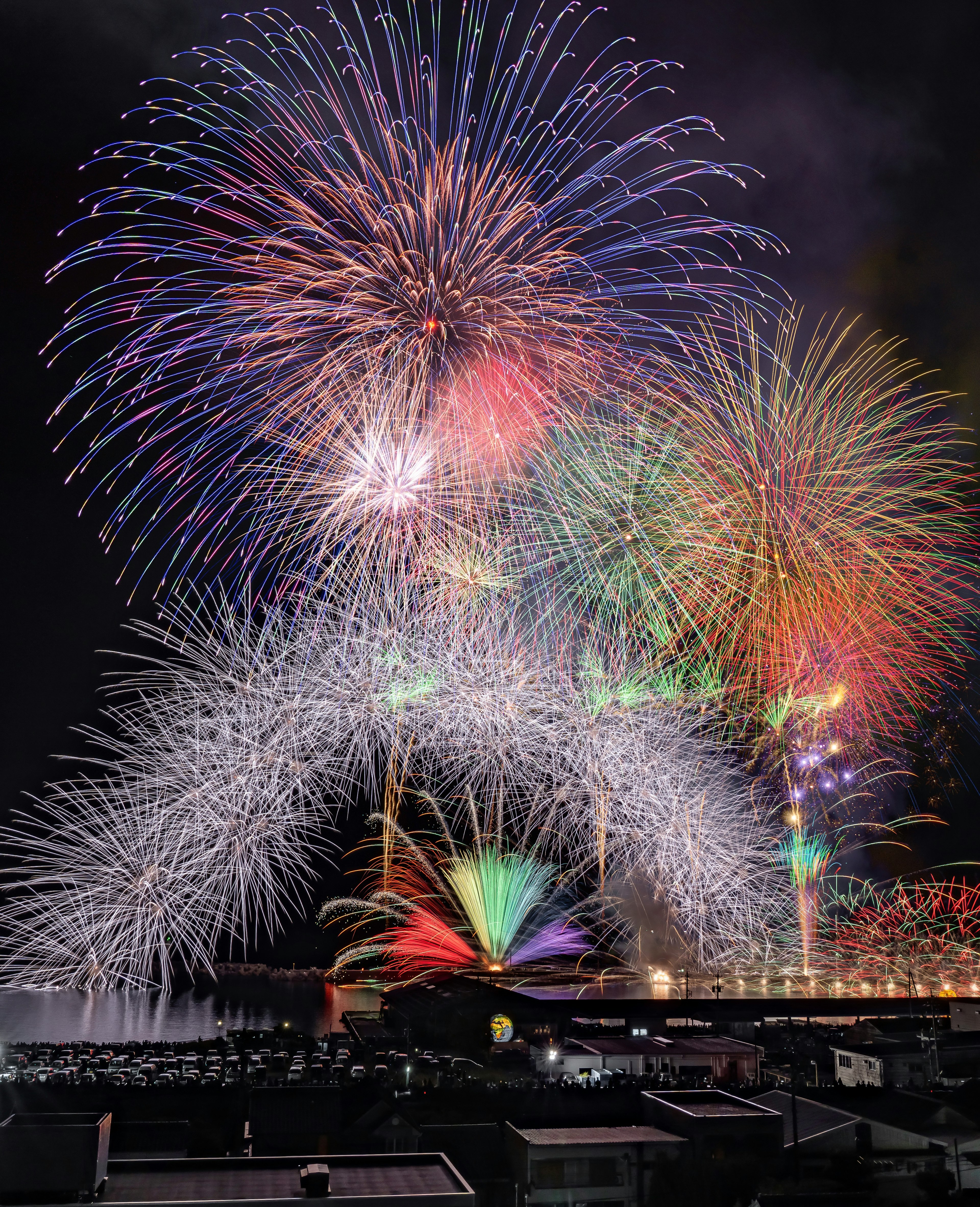 夜空に広がるカラフルな花火のショー