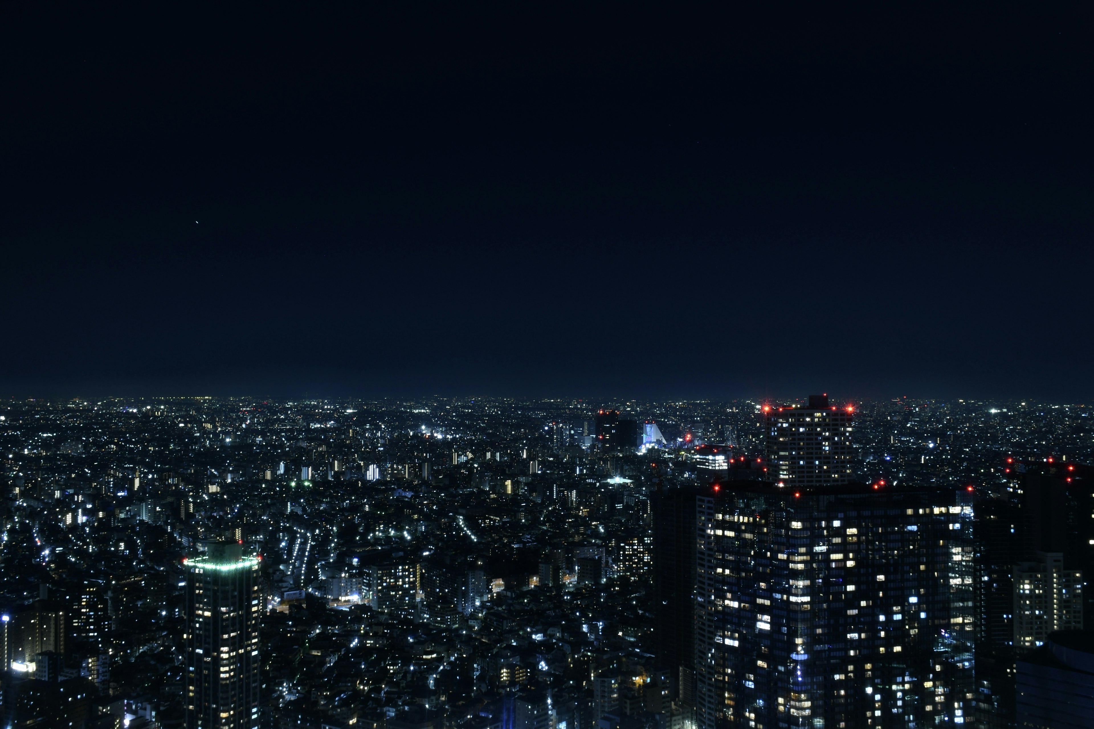 Una vista panorámica del horizonte nocturno de Tokio con innumerables luces brillantes