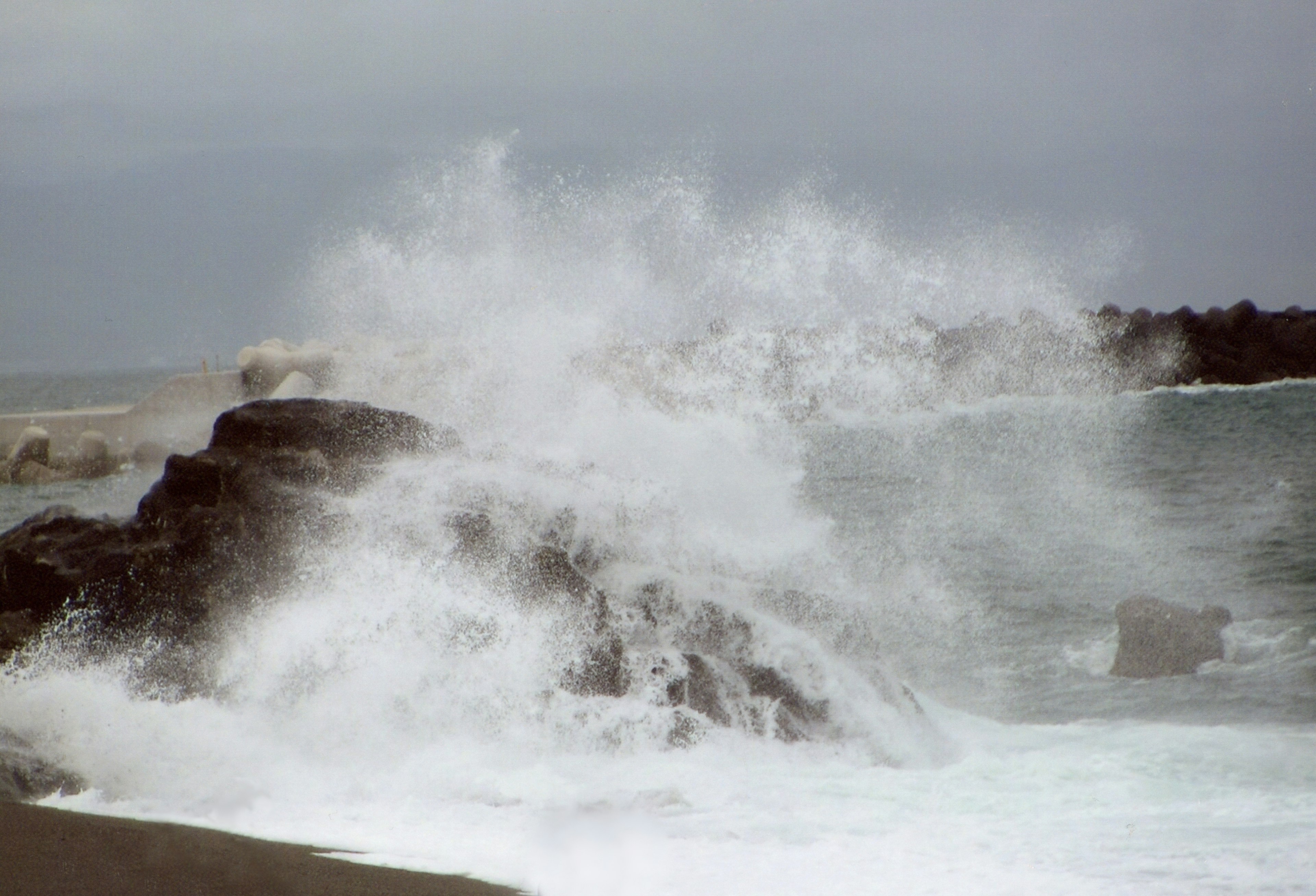 Des vagues s'écrasant contre des rochers au bord de la mer