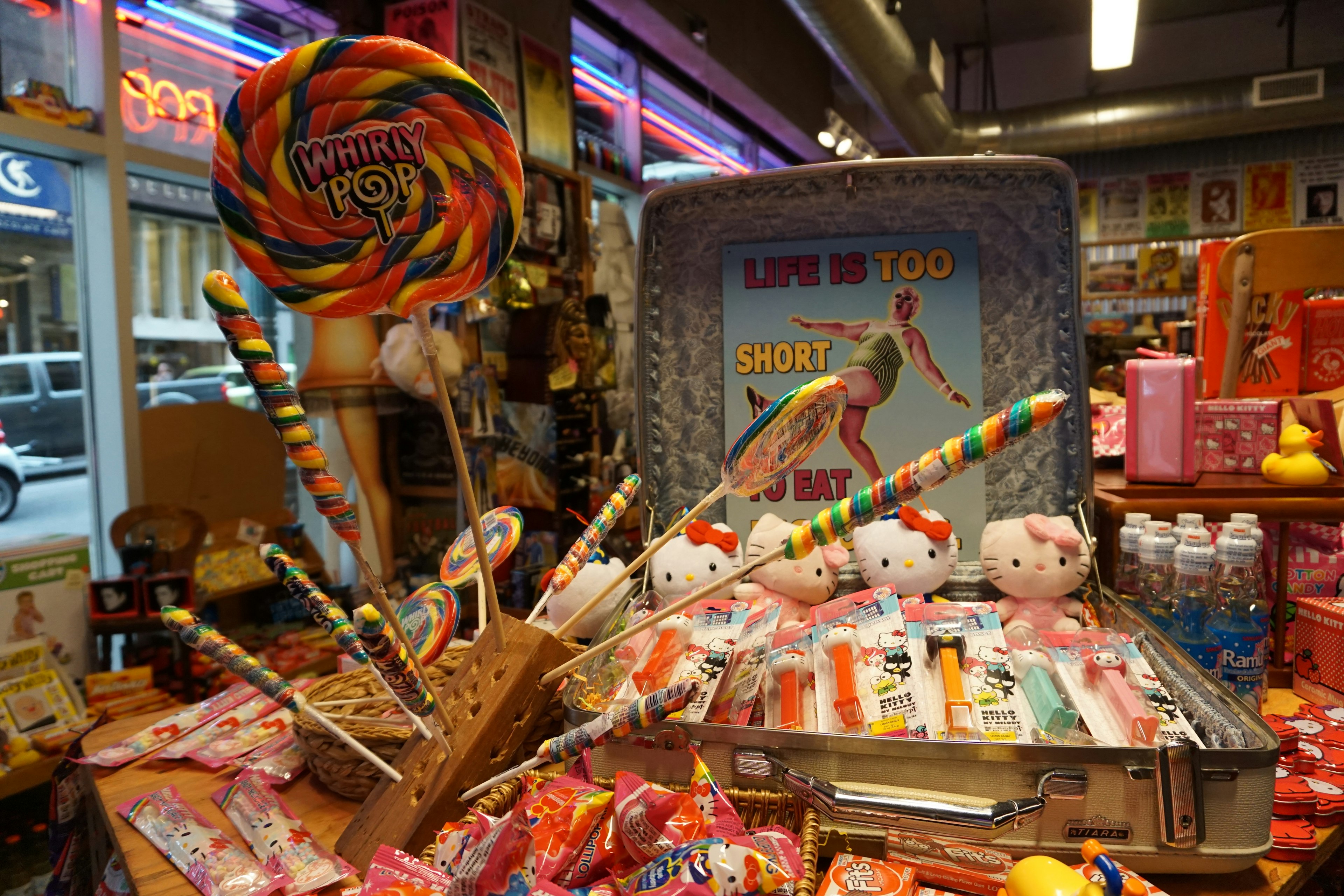 Dulces coloridos y piruletas dispuestos en una exhibición de tienda