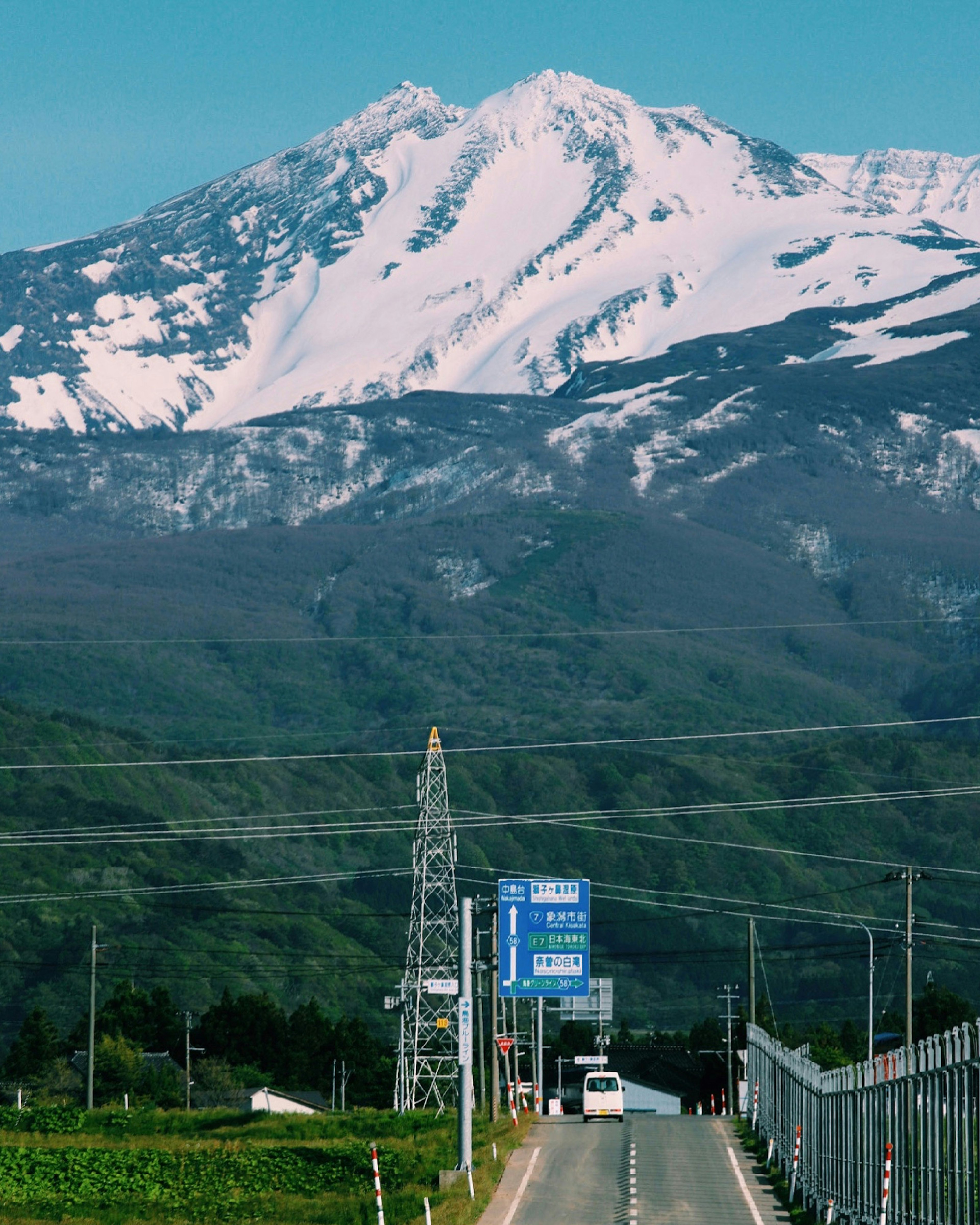 雪に覆われた山と青空の風景