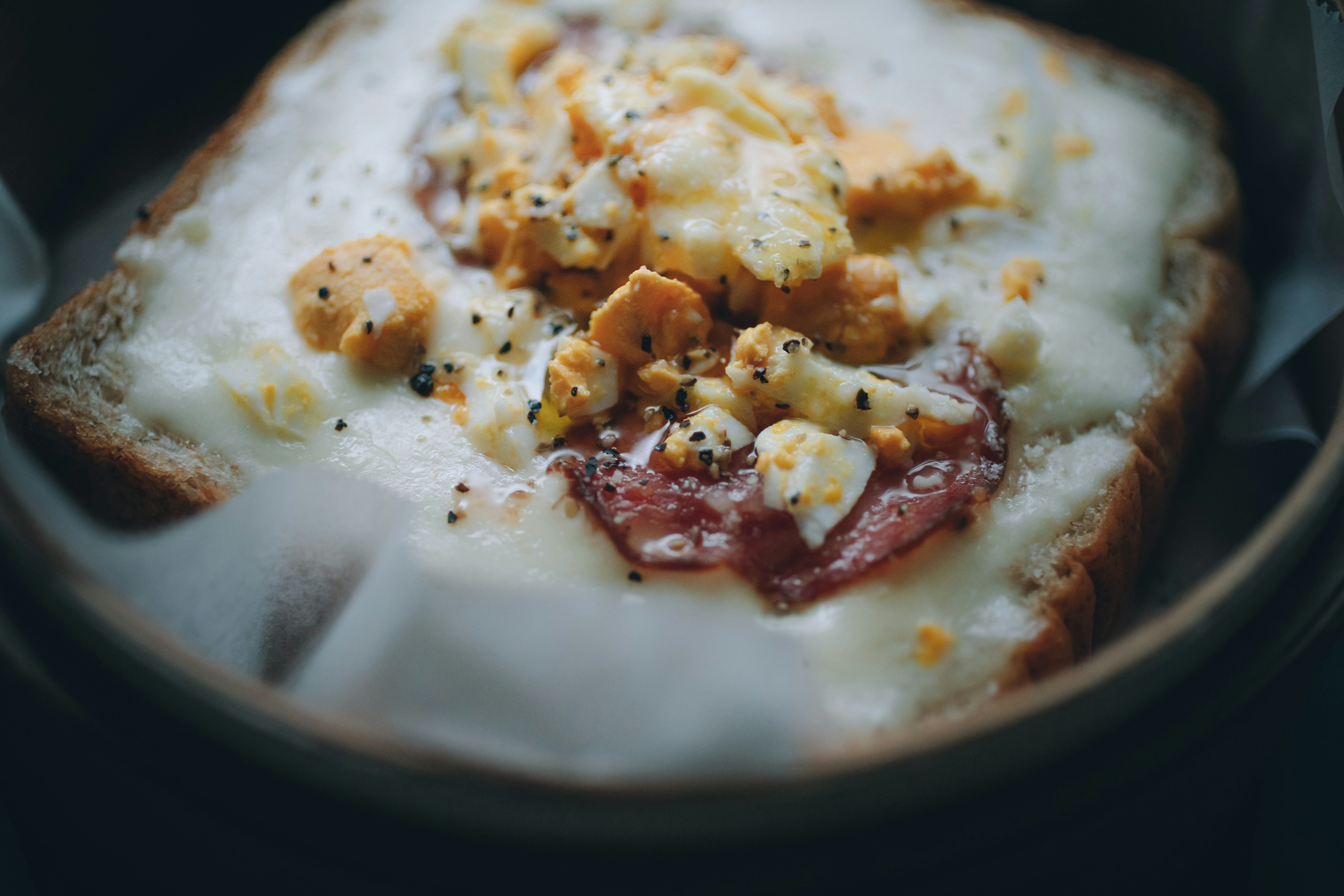 Getoastetes Brot mit Käse und Ei