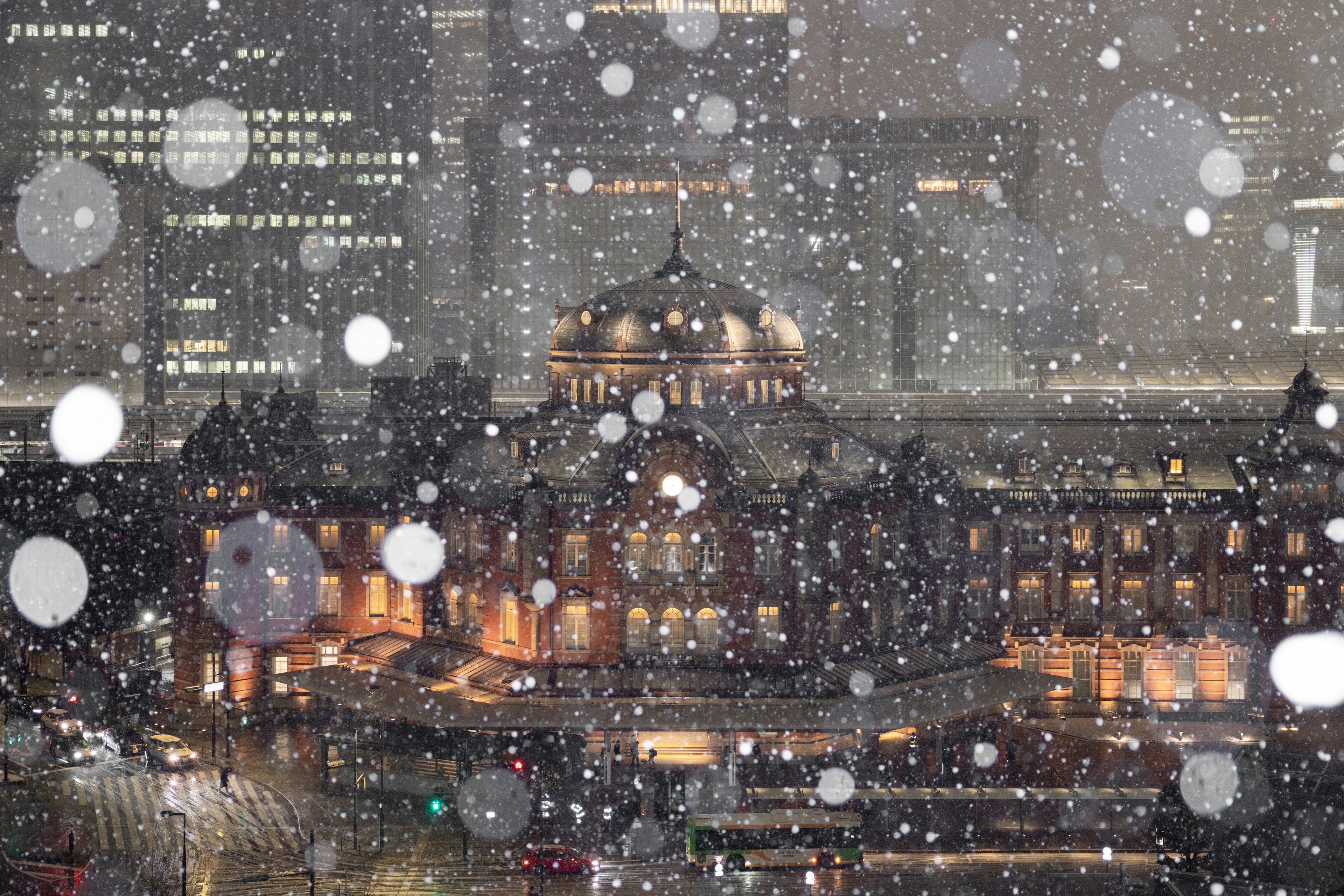 雪の中に浮かぶ美しい建物と都会の風景