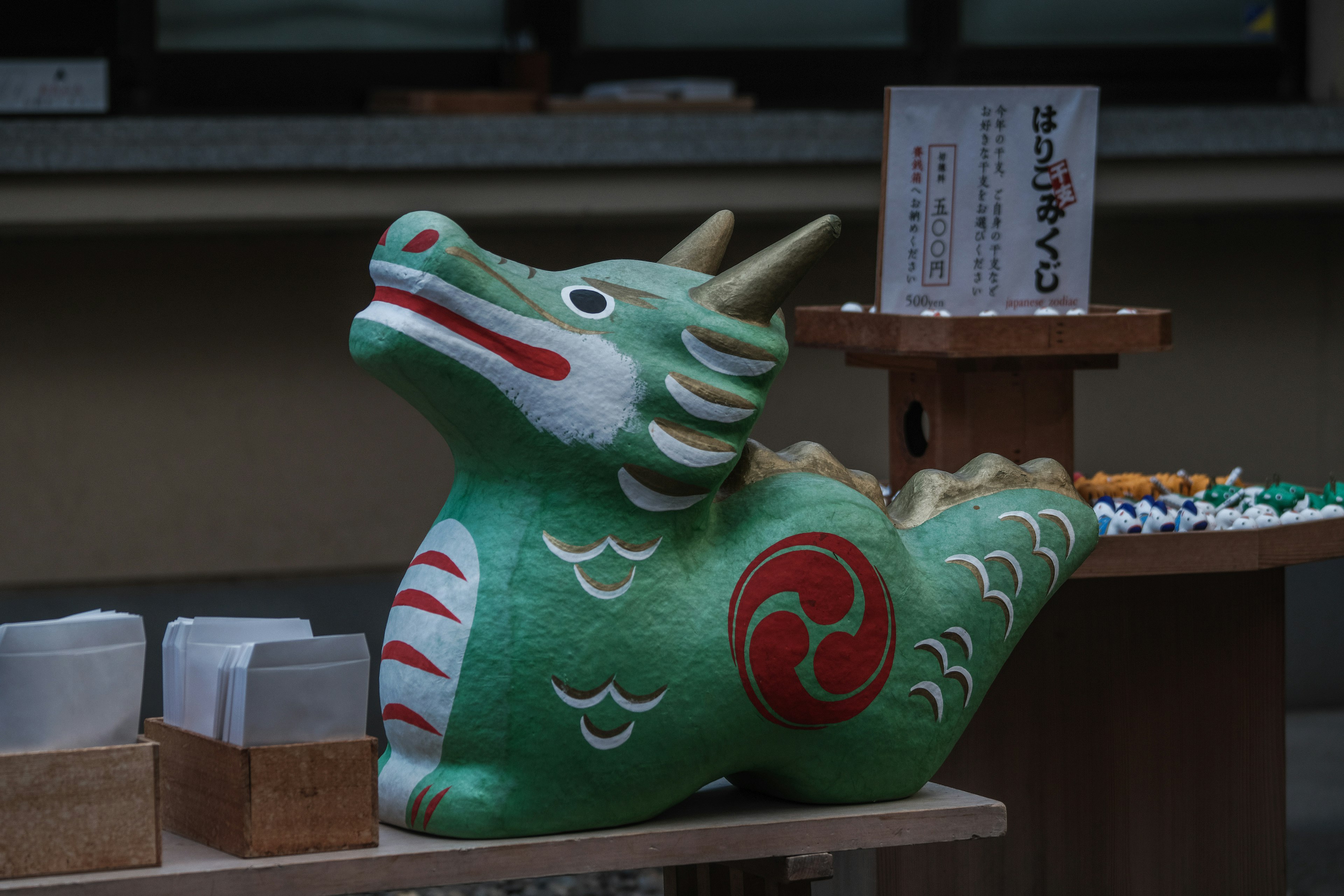 Una scultura di drago verde esposta in un ambiente sereno