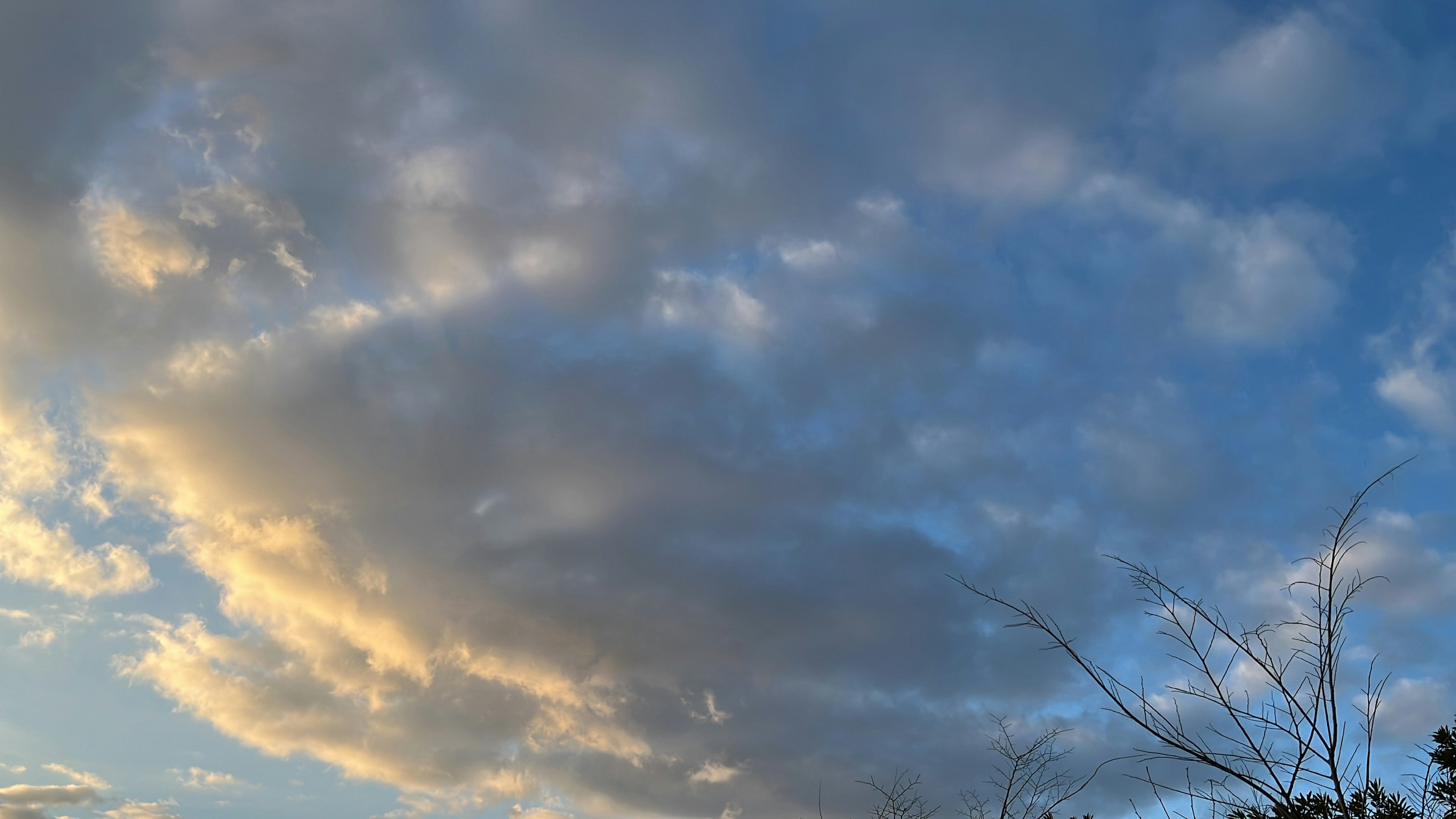 藍天上飄浮的雲朵和柔和的夕陽光