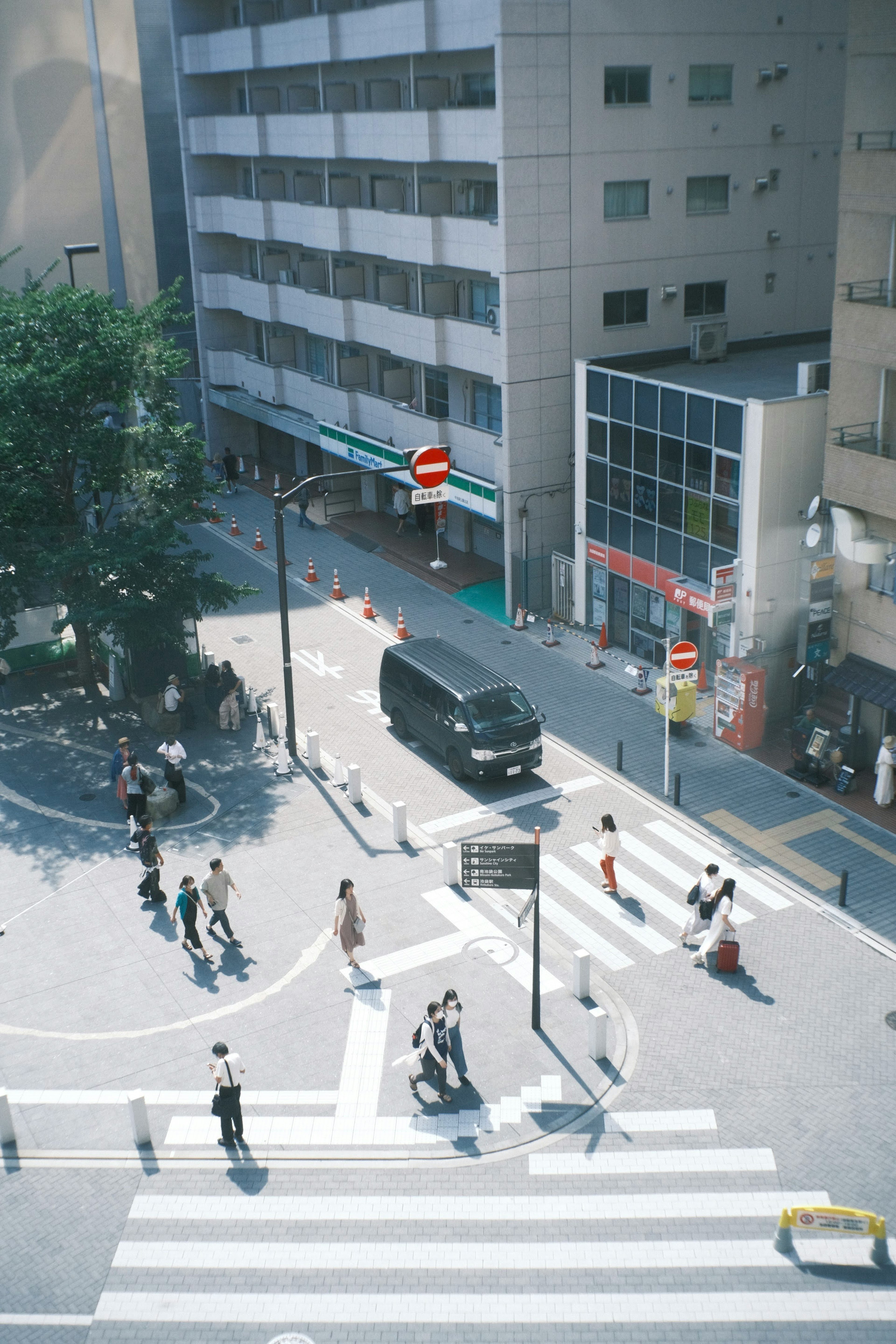 都市の交差点で歩行者が行き交う風景