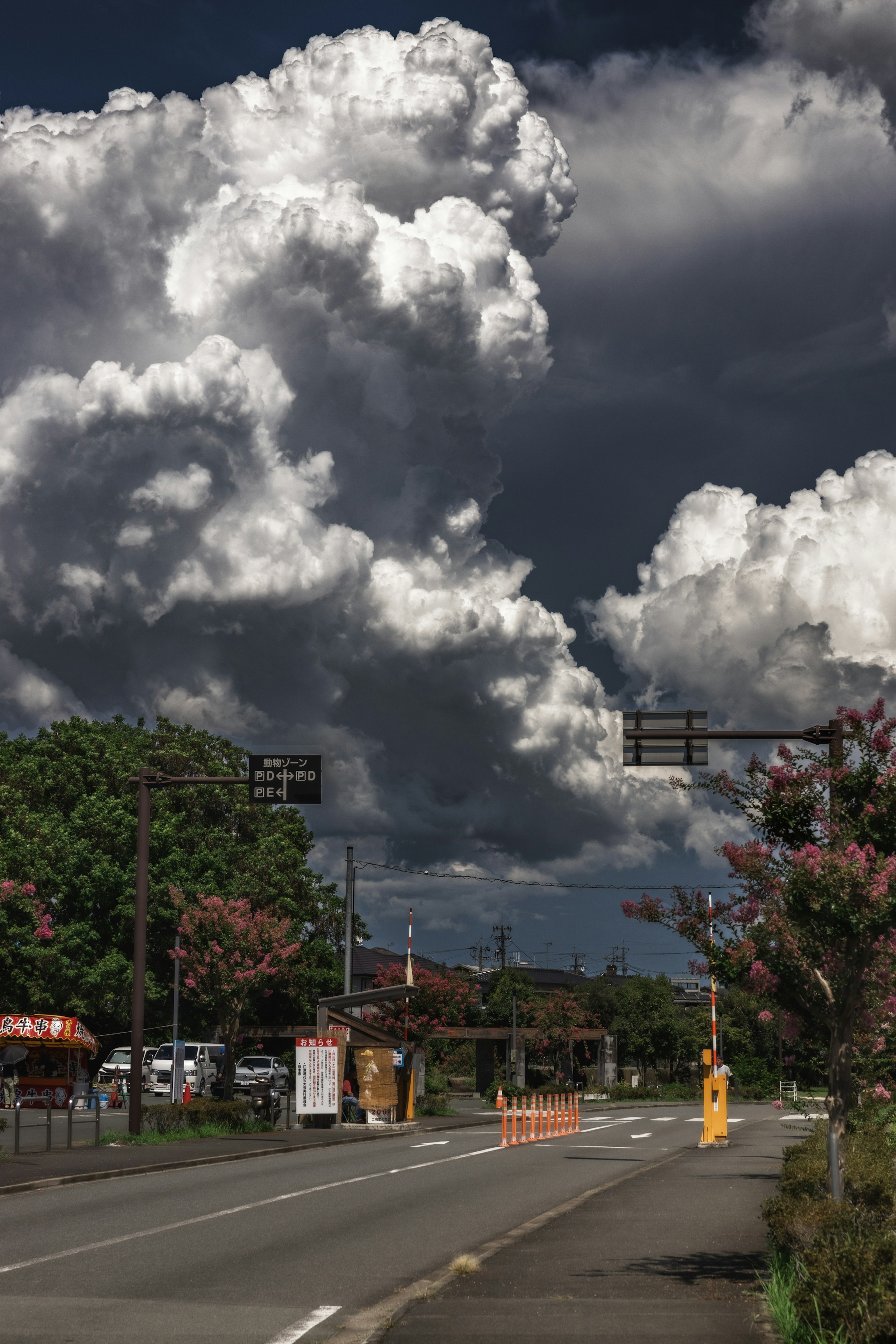 Escena de carretera bajo un cielo dramático lleno de nubes oscuras