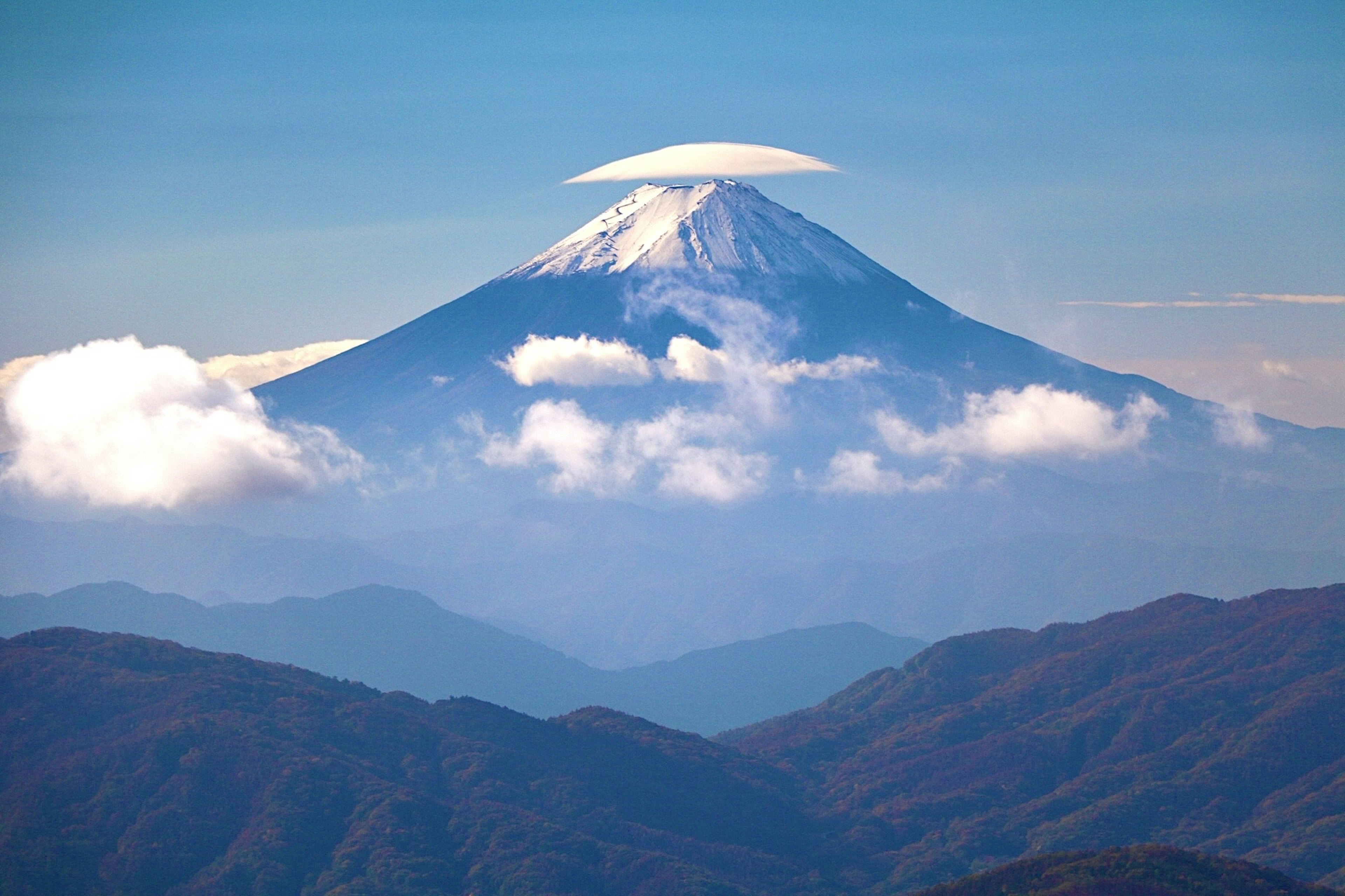 雪をかぶった山と雲の美しい風景