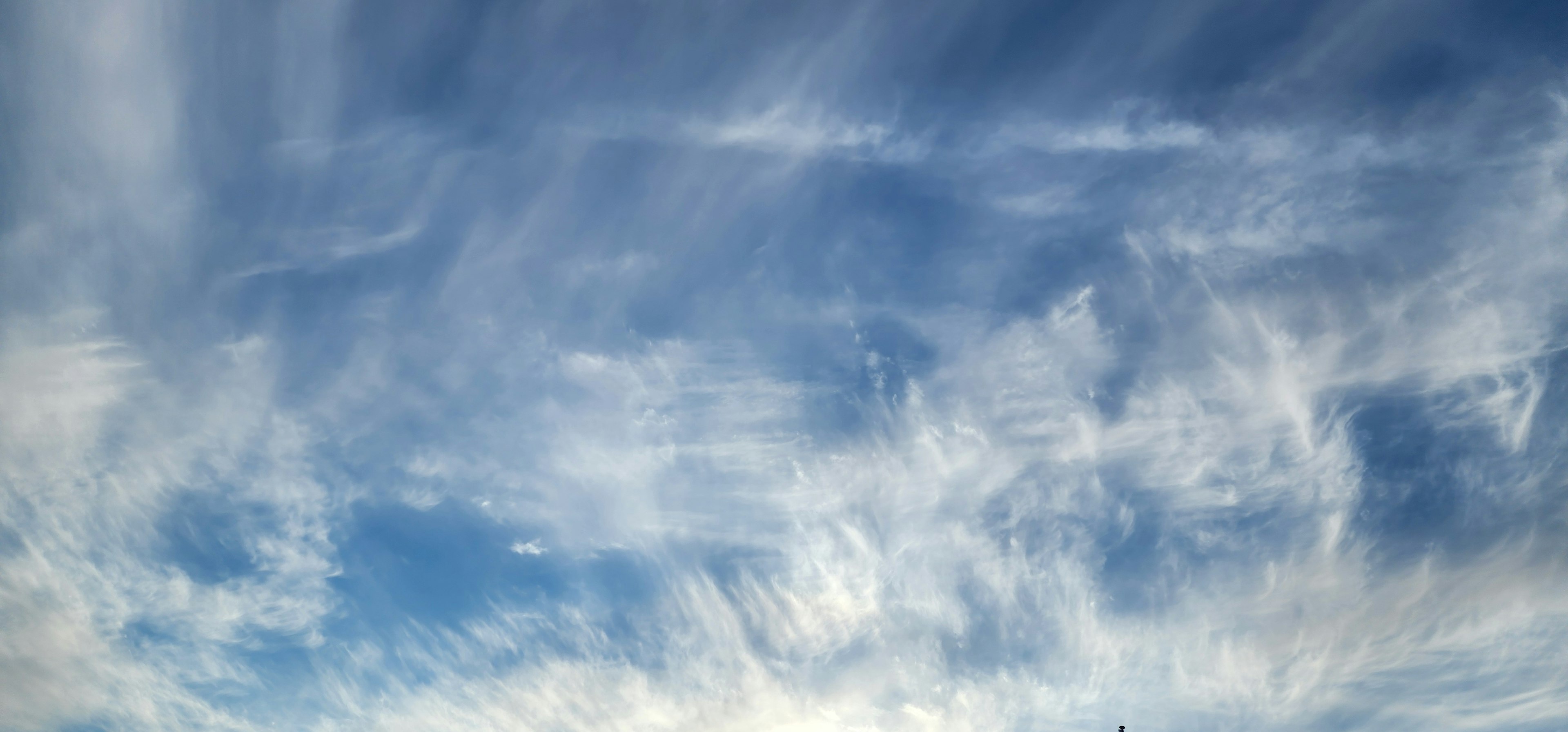 Motifs de nuages légers dans un ciel bleu