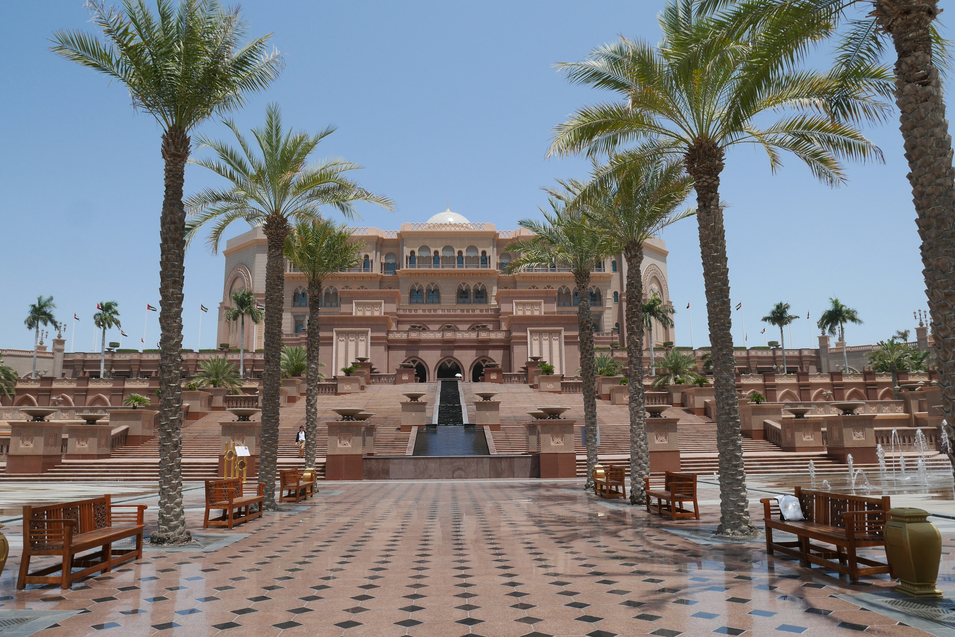 Vue magnifique d'un palais avec des palmiers sous un ciel bleu clair