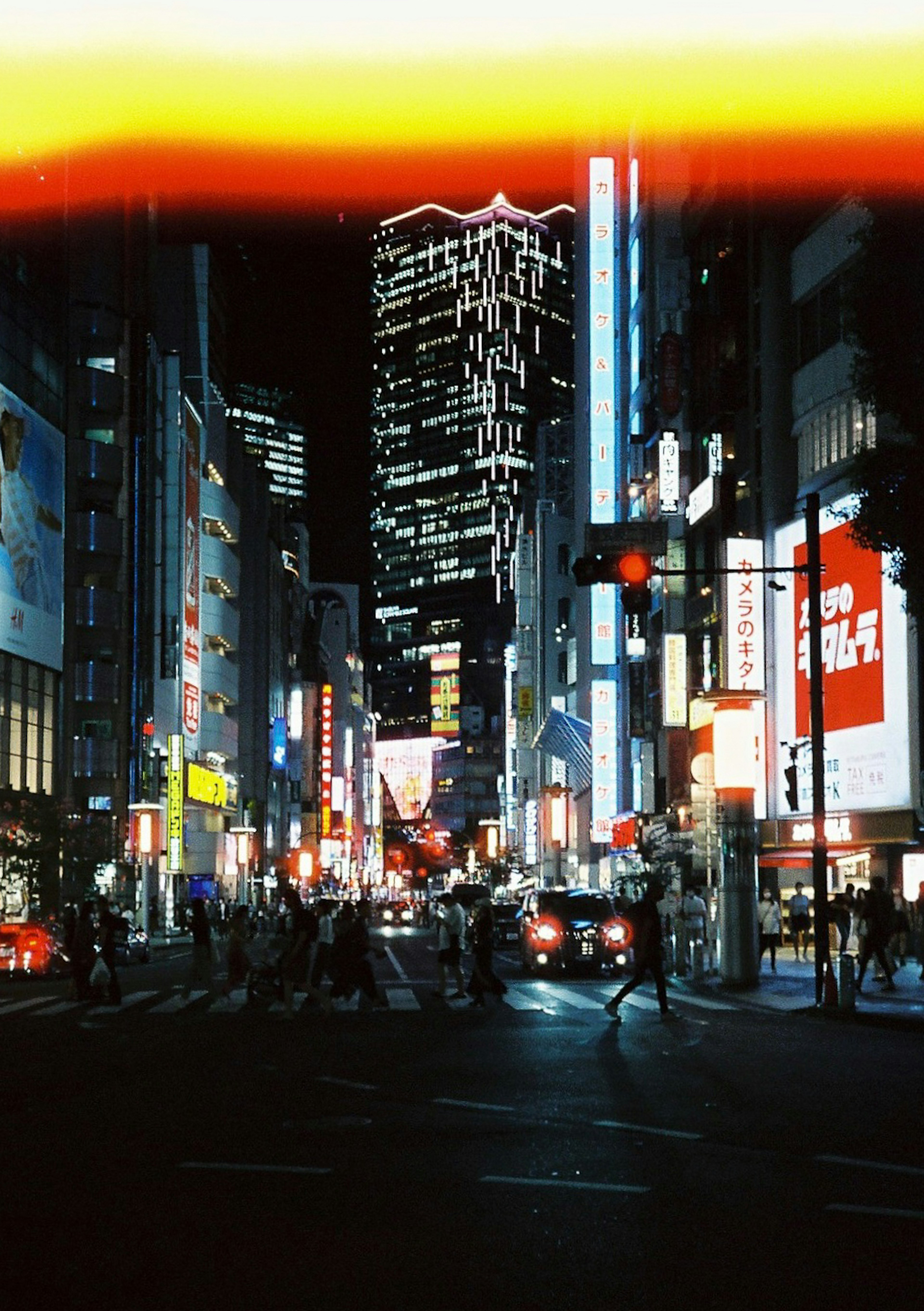 Paesaggio urbano notturno con insegne al neon luminose in una strada affollata