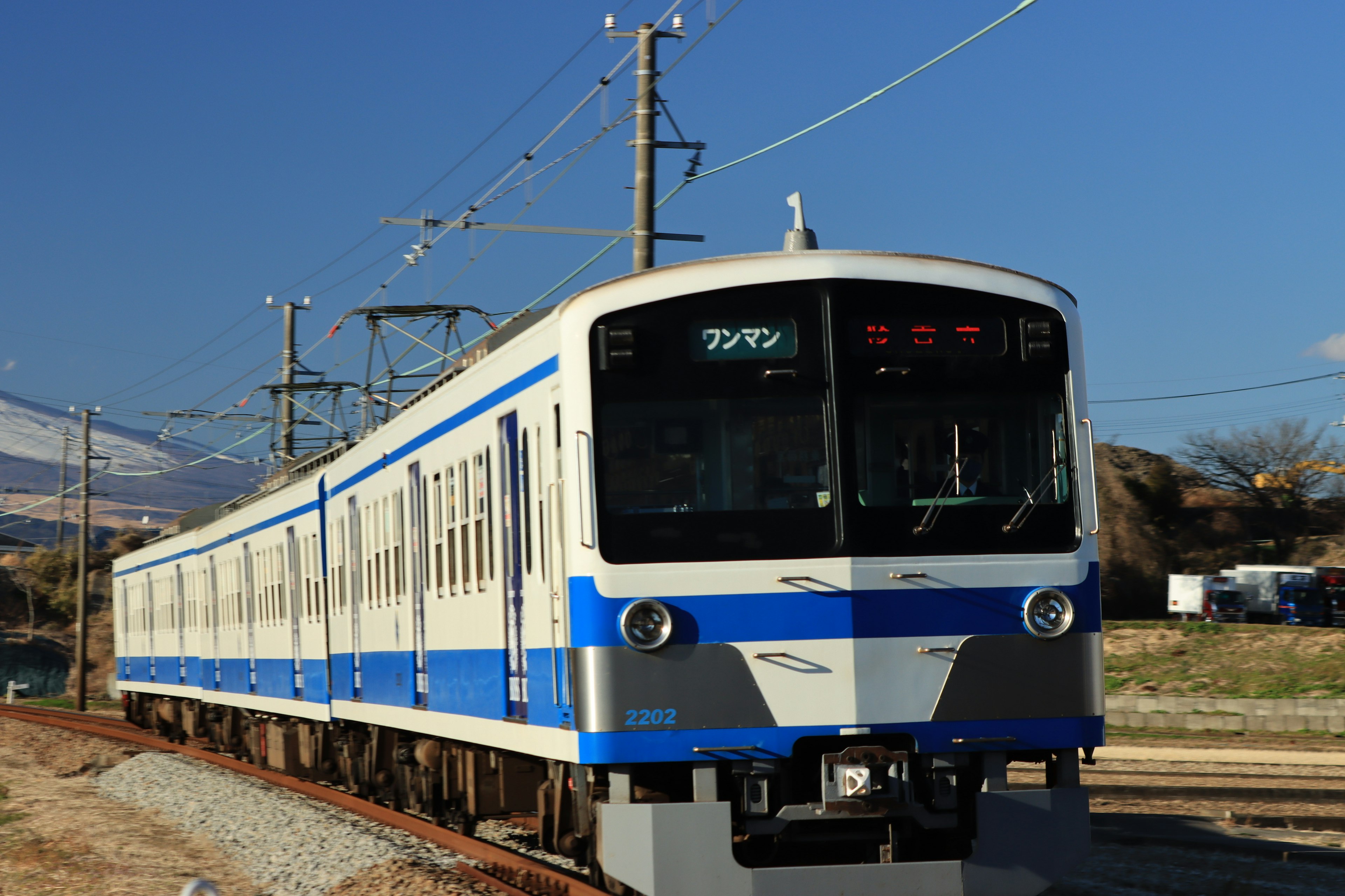 รถไฟสีน้ำเงินและสีขาวบนราง