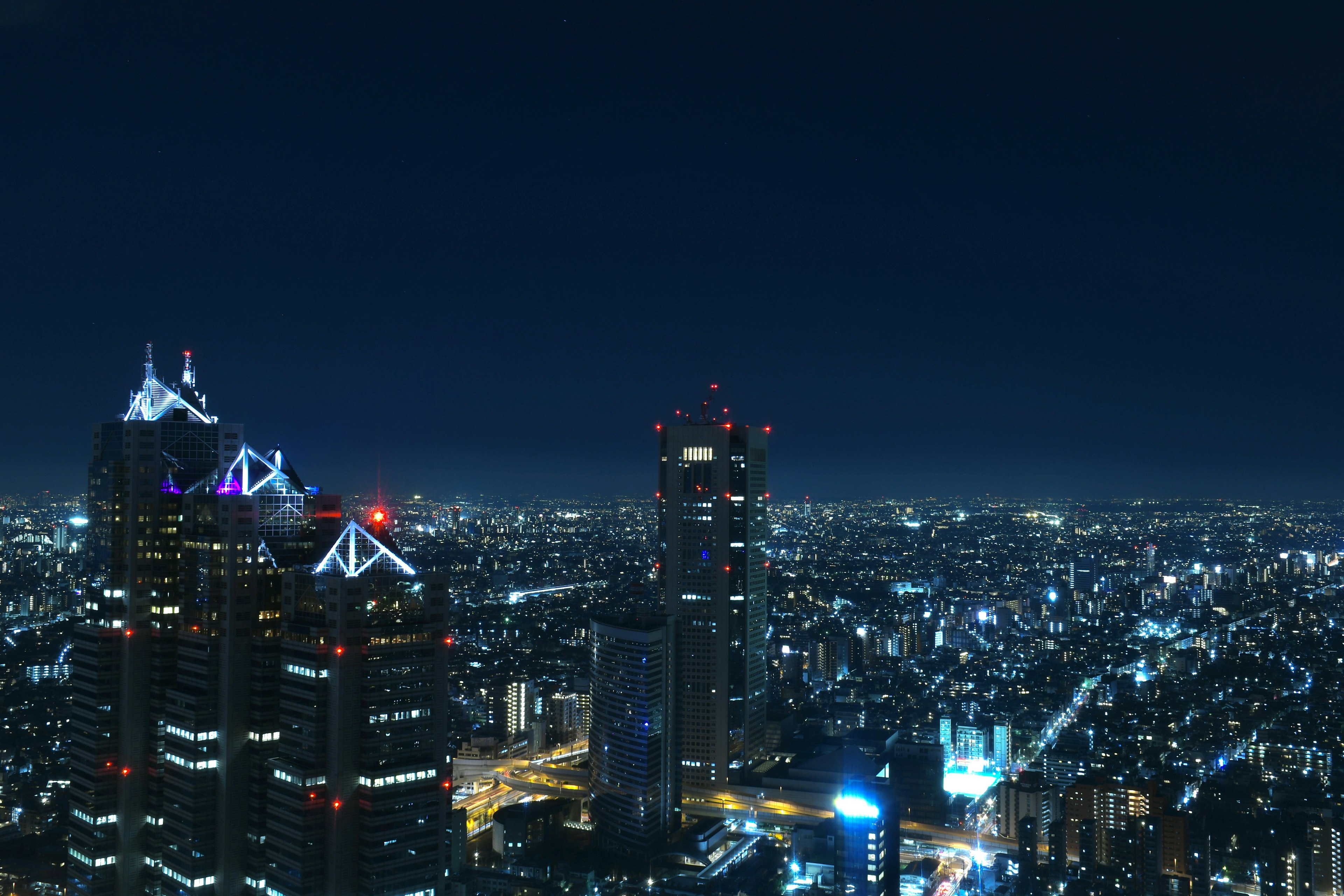 Vista nocturna de rascacielos con luces de la ciudad iluminadas