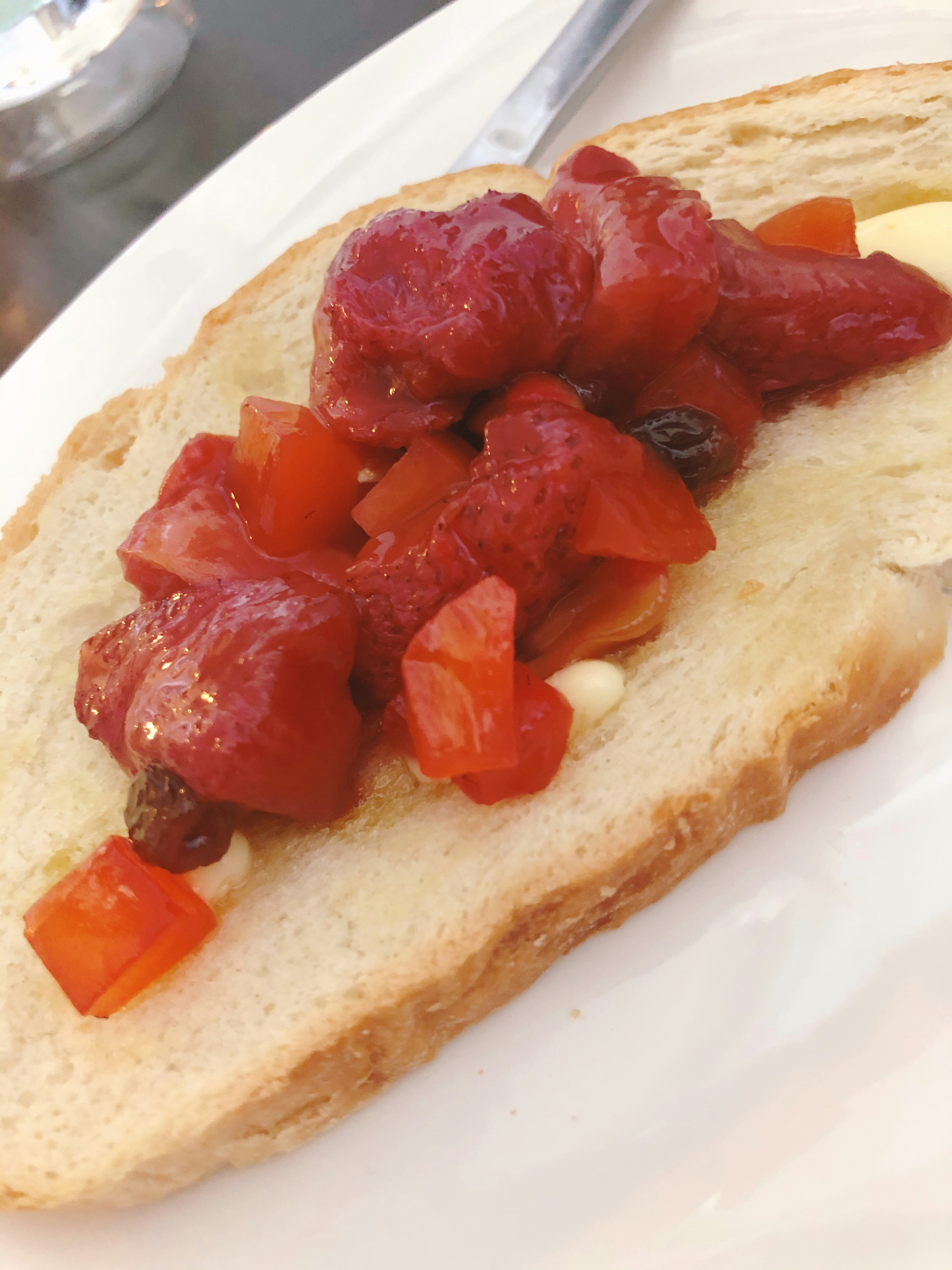 Toast garni de salsa de tomate frais