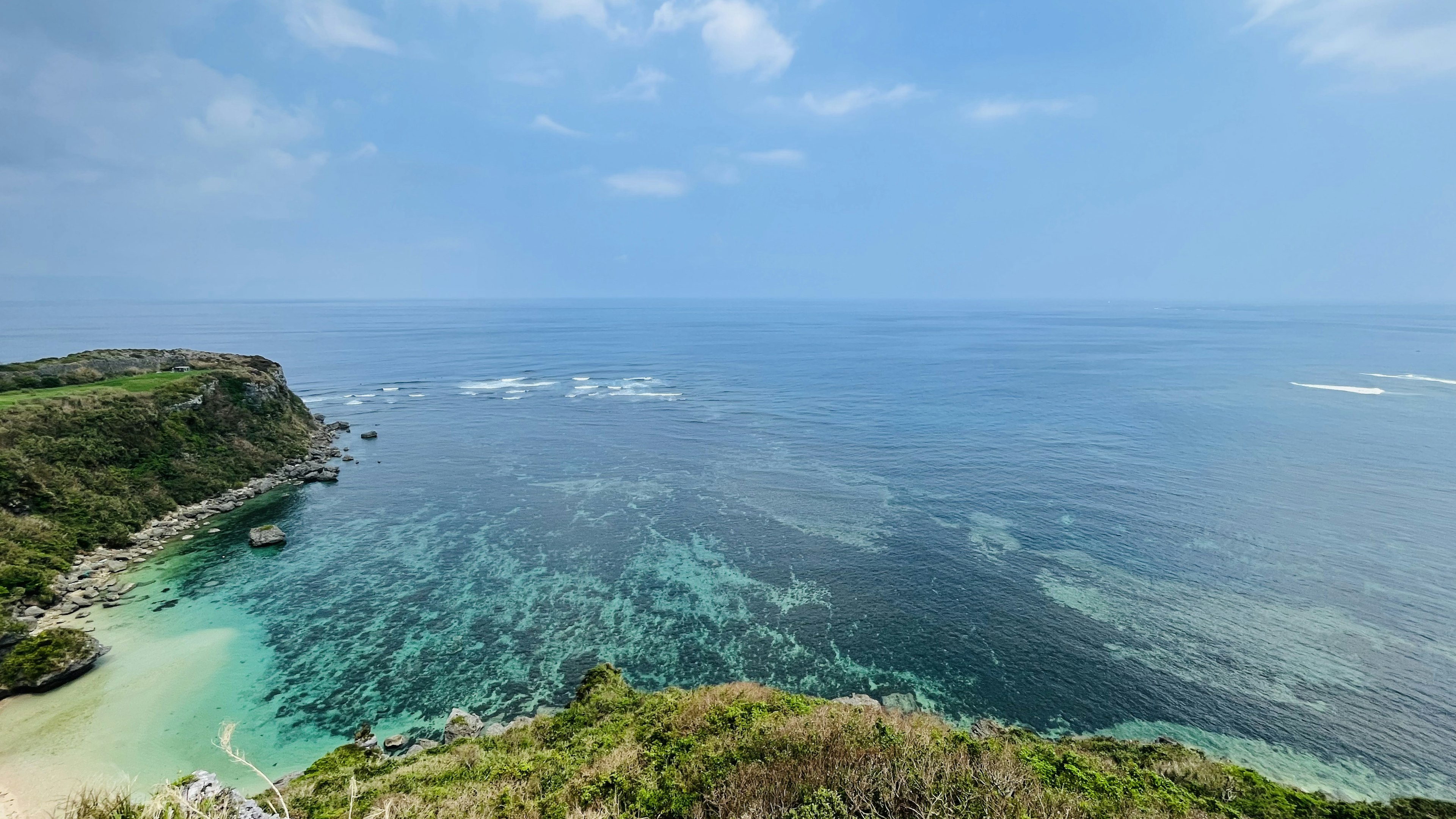 Paysage magnifique de mer et ciel bleus collines vertes et eau claire