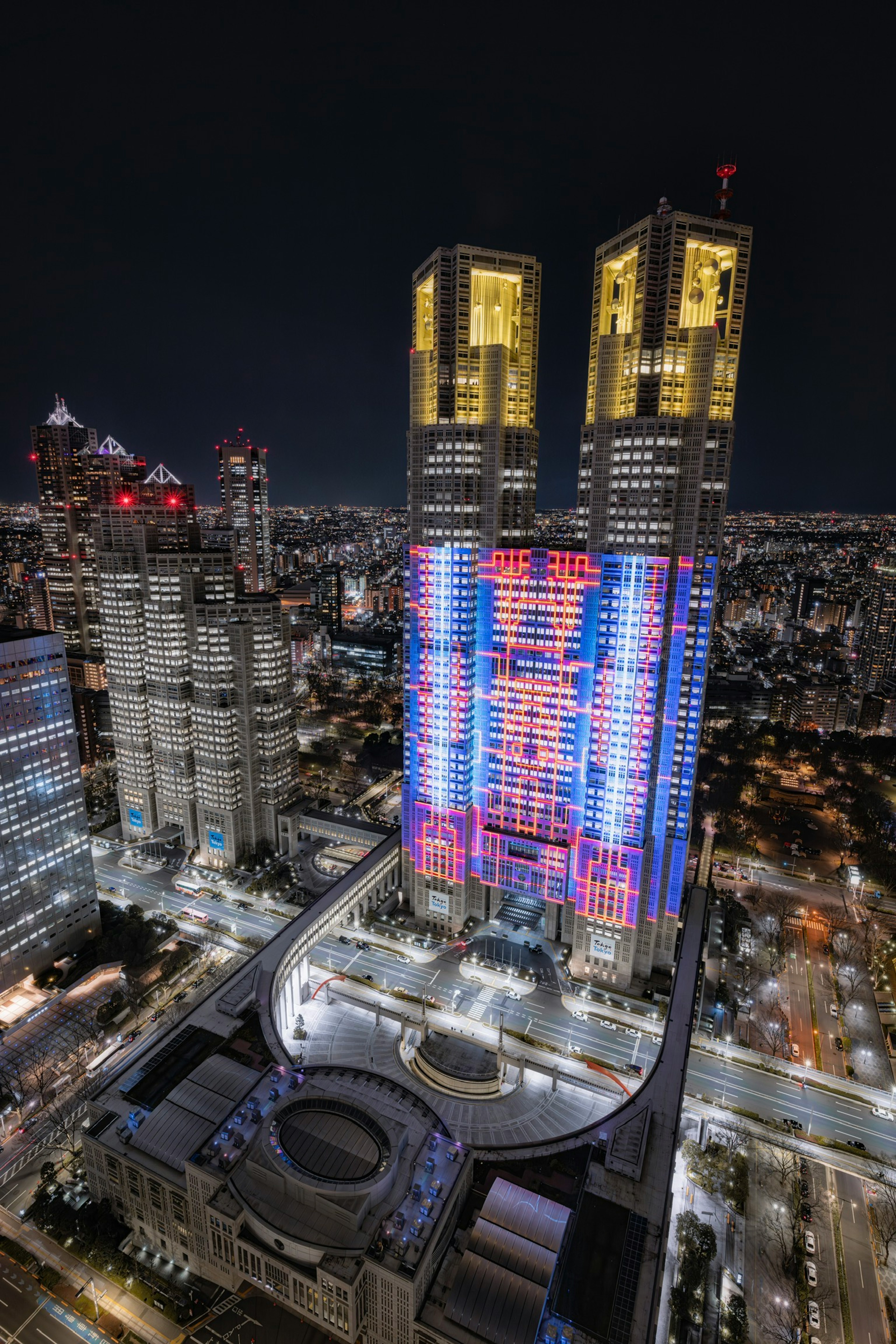 Beleuchteter Wolkenkratzer in Tokio mit bunten Nachtlichtern