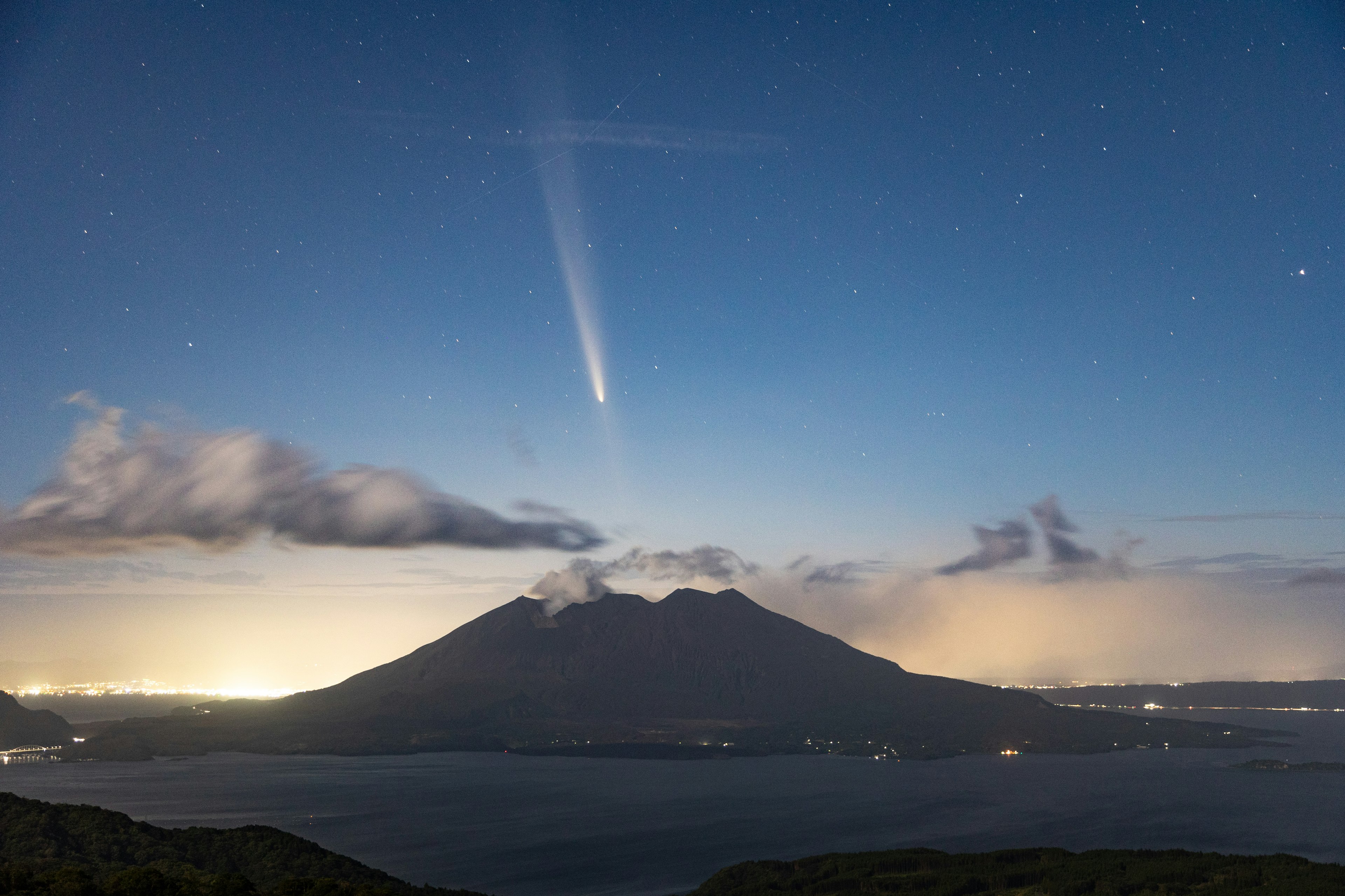 夜空中的彗星与山脉景观