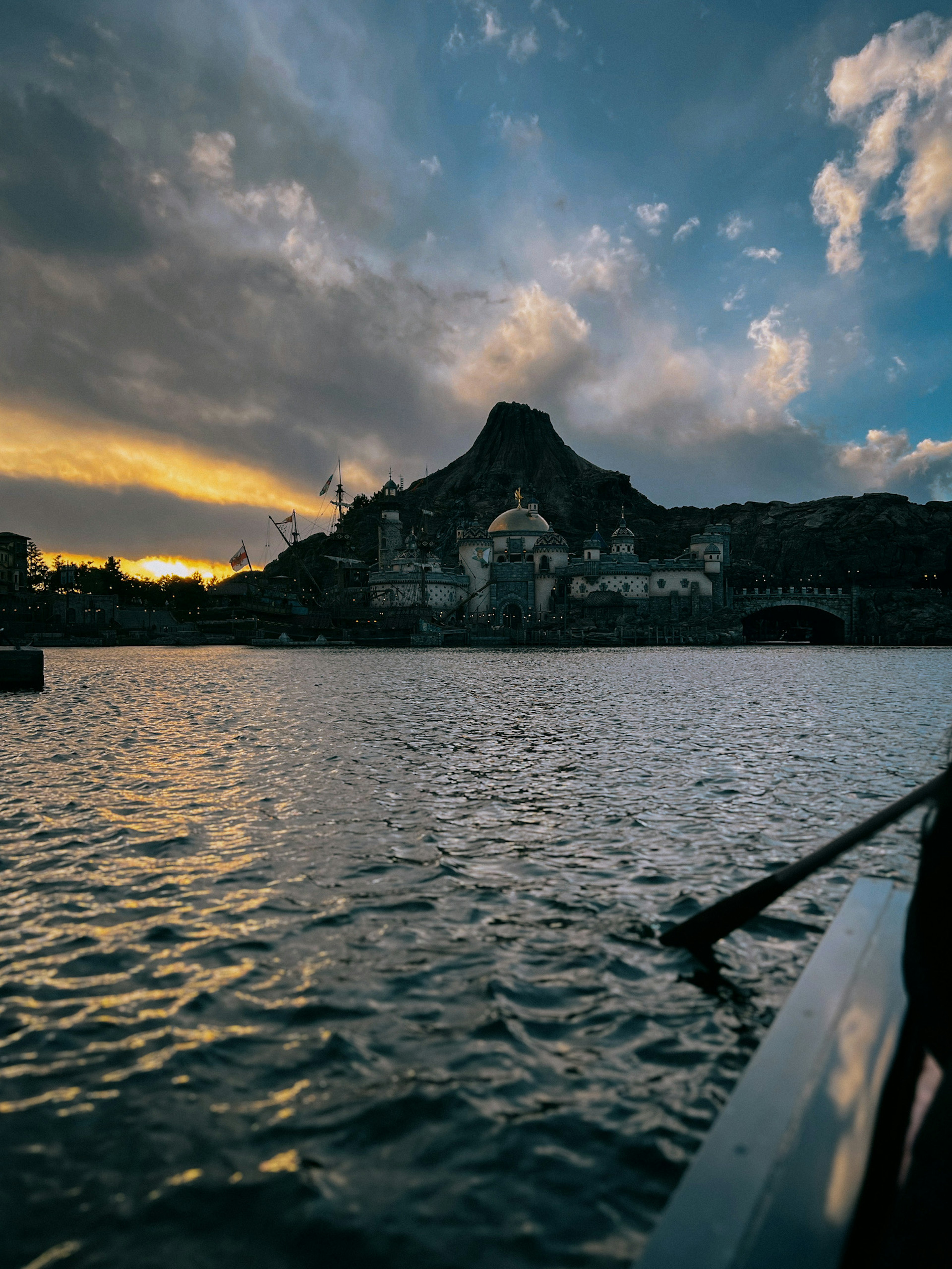 湖邊山和寺廟的風景在日落時分