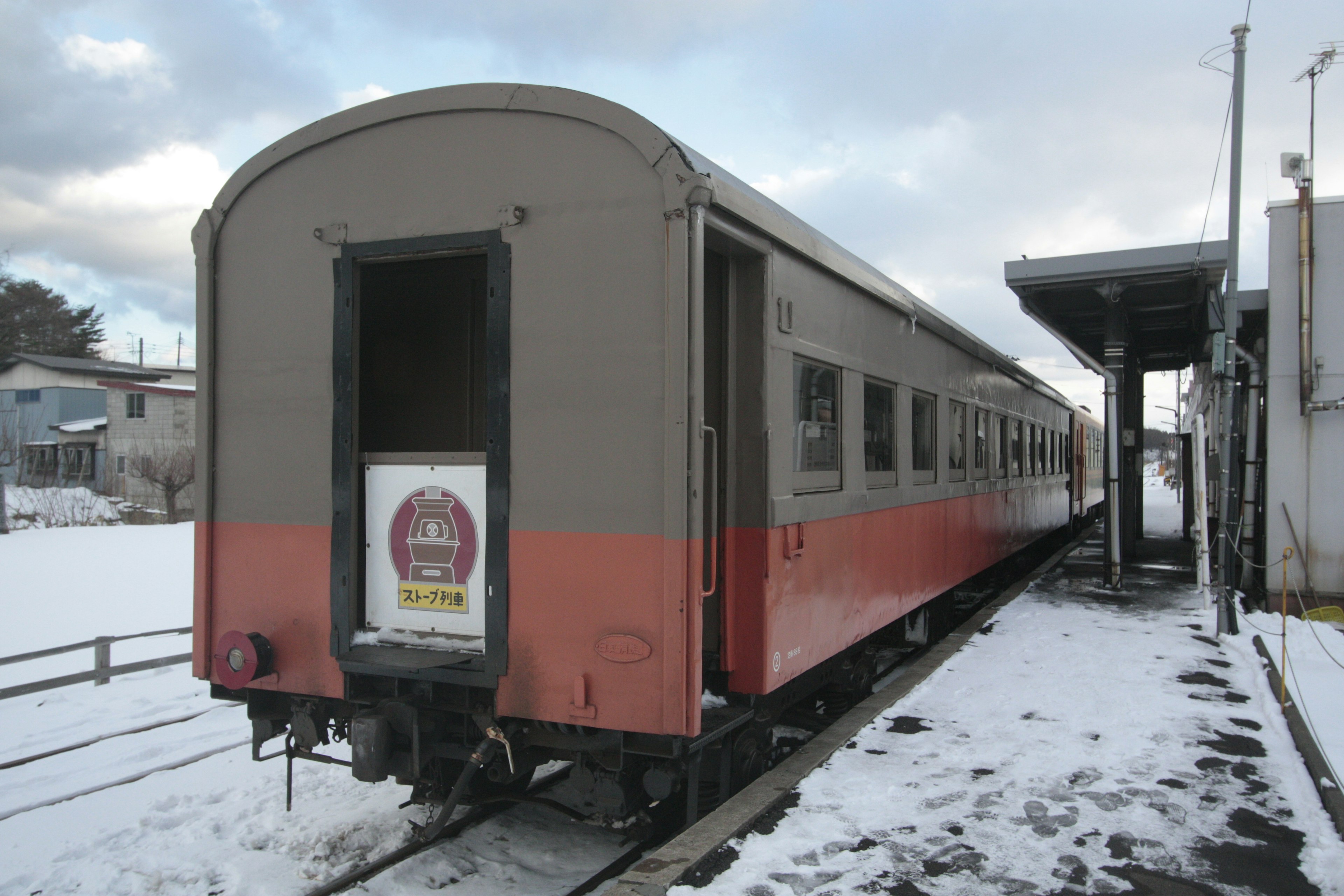 Wagon de train dans une gare enneigée avec un design vintage