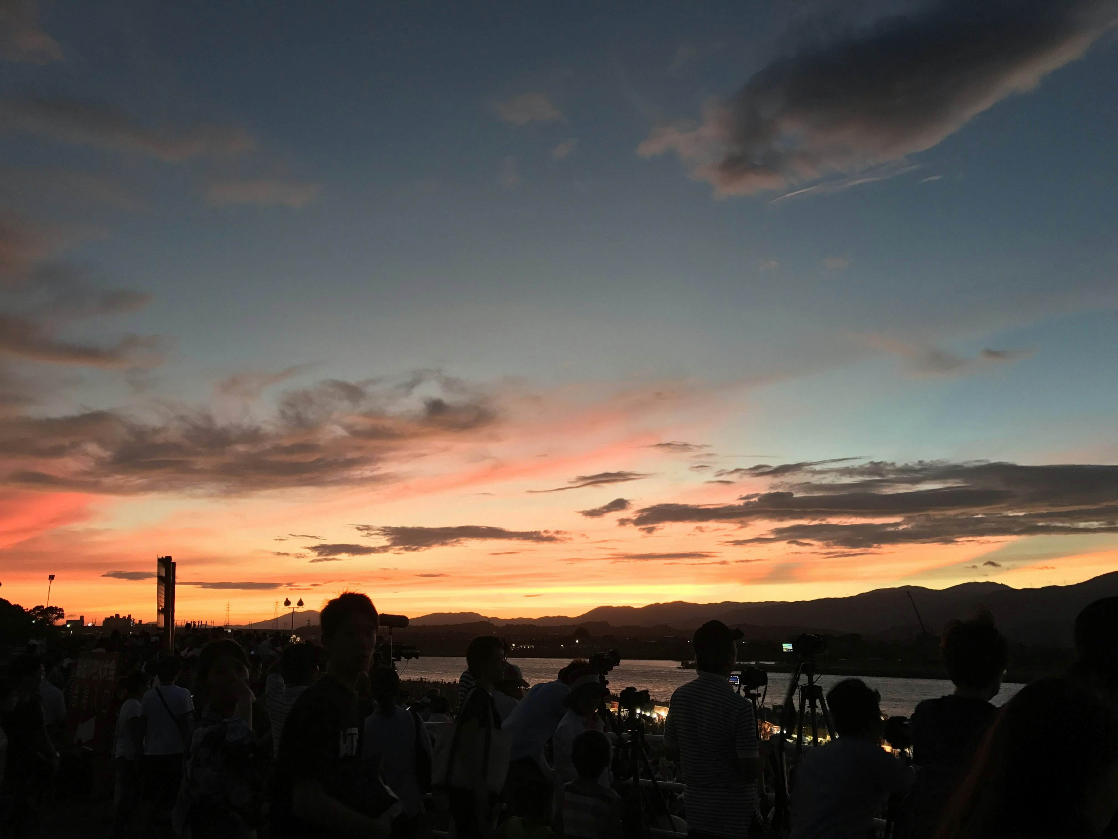 Hermoso paisaje al atardecer con siluetas de personas