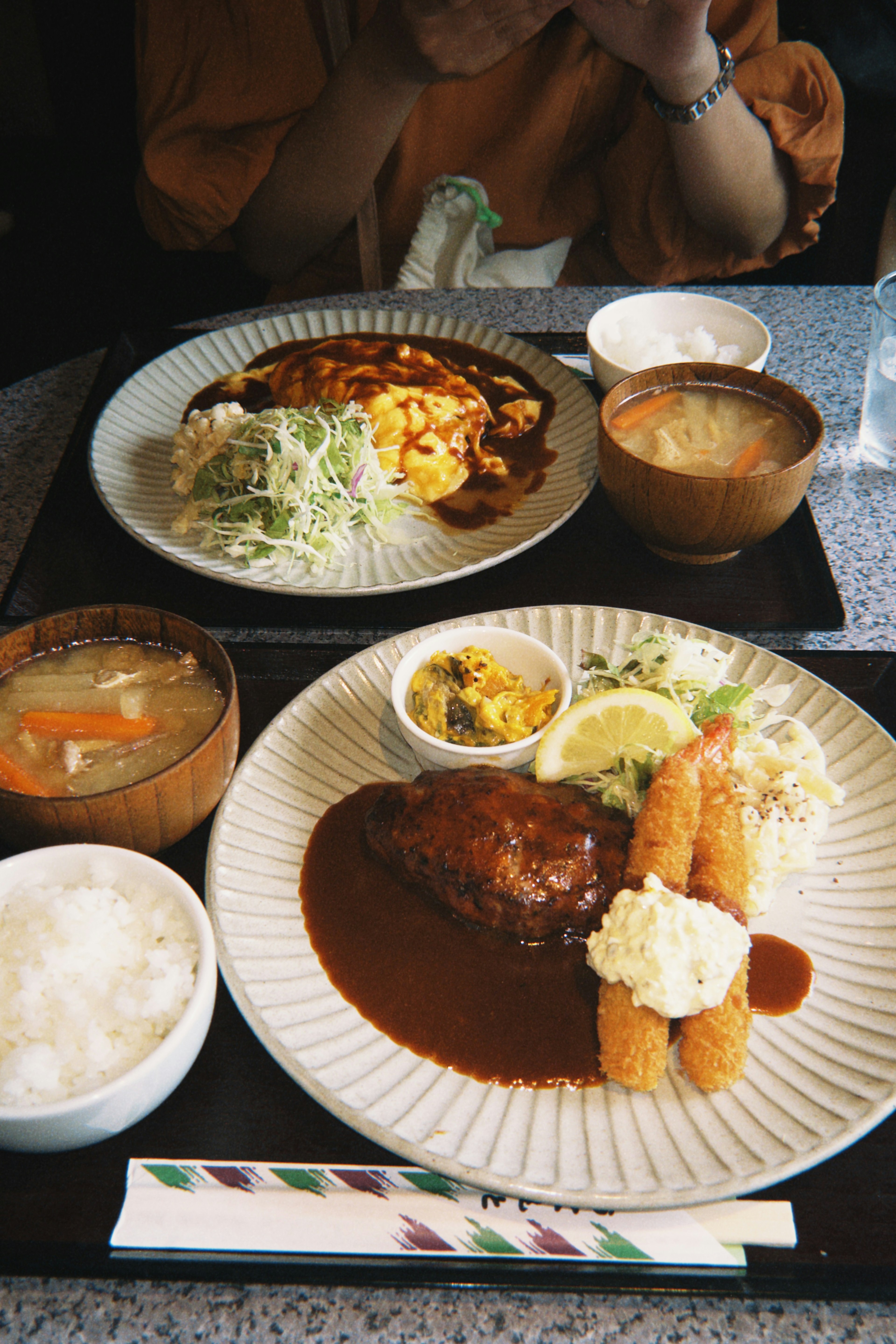 Repas japonais délicieux avec un steak haché, salade, riz et soupe miso