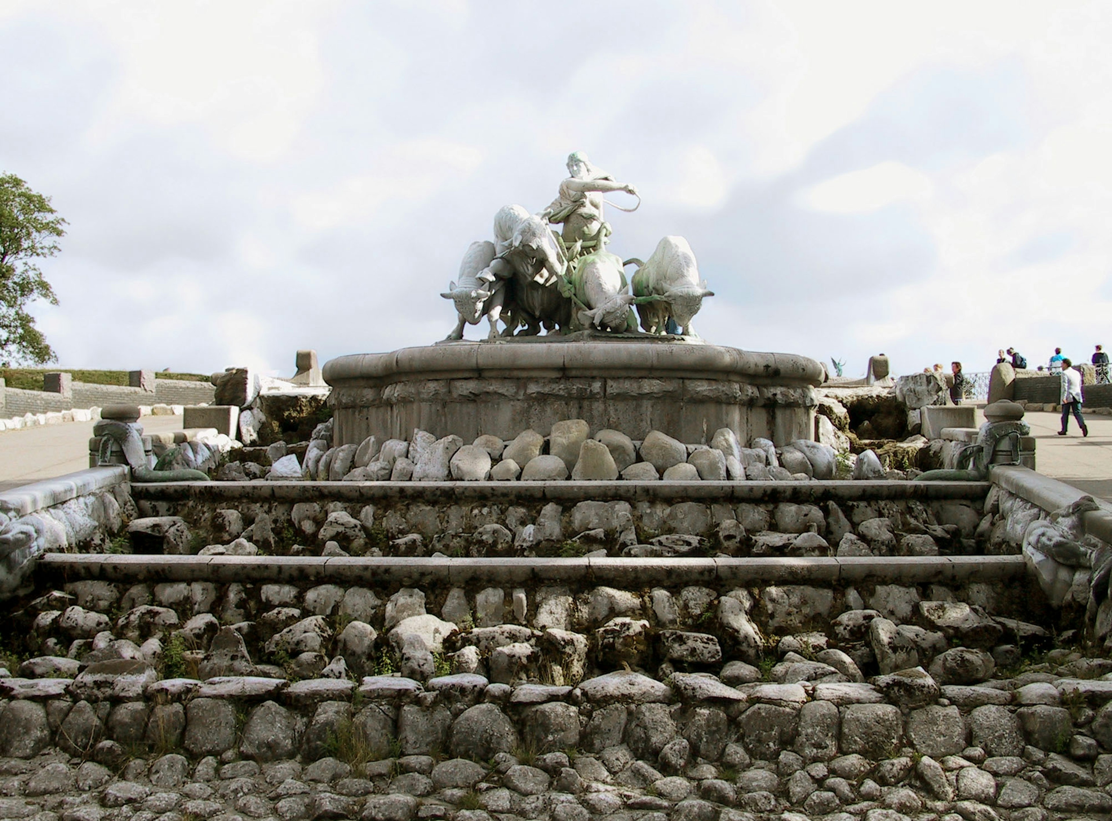 Fontaine avec une sculpture et des décorations en pierre dans une place publique