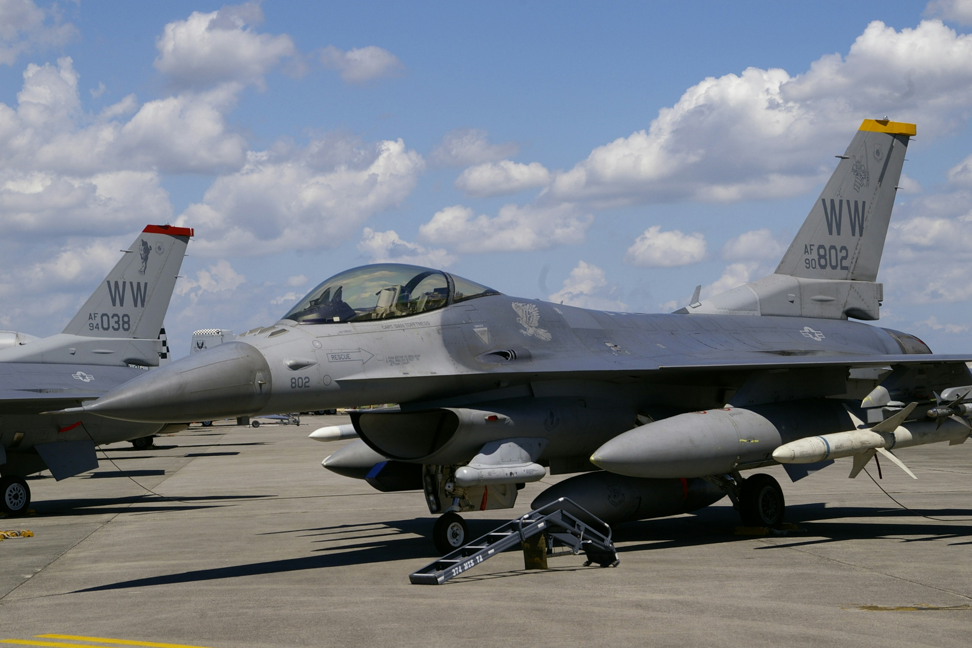 เครื่องบินขับไล่ F-16 บนรันเวย์ท่ามกลางท้องฟ้าที่มีเมฆ