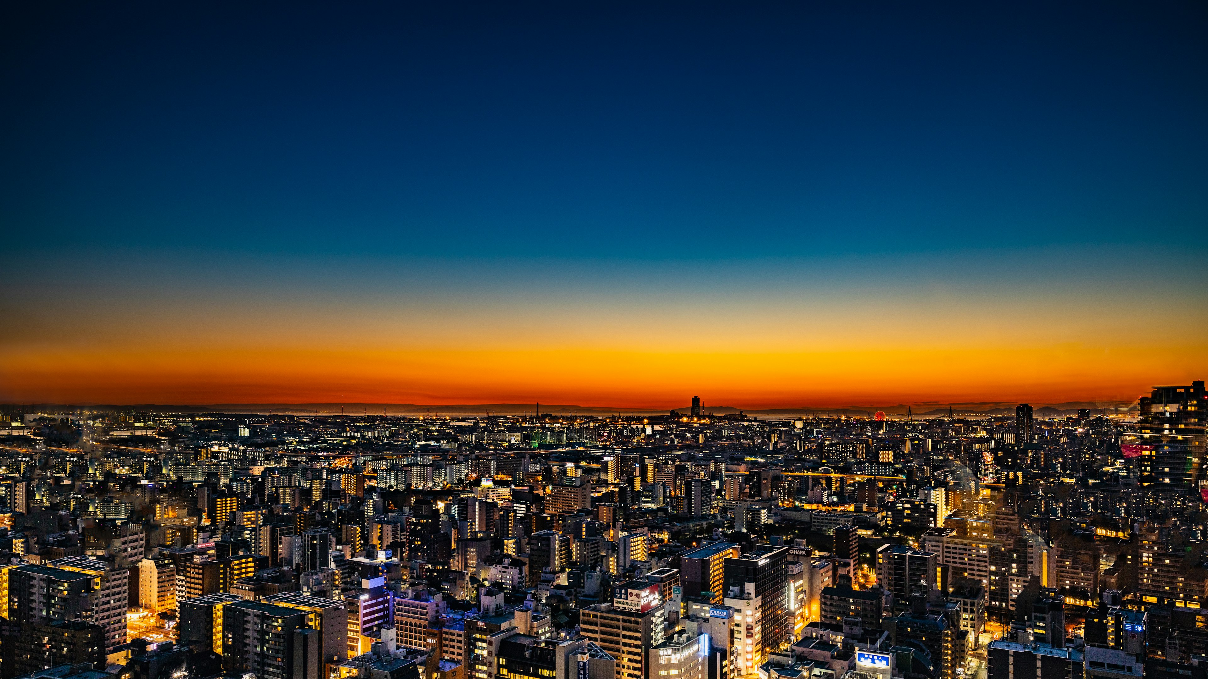 Pemandangan menakjubkan dari cakrawala Tokyo saat matahari terbenam dengan lampu kota