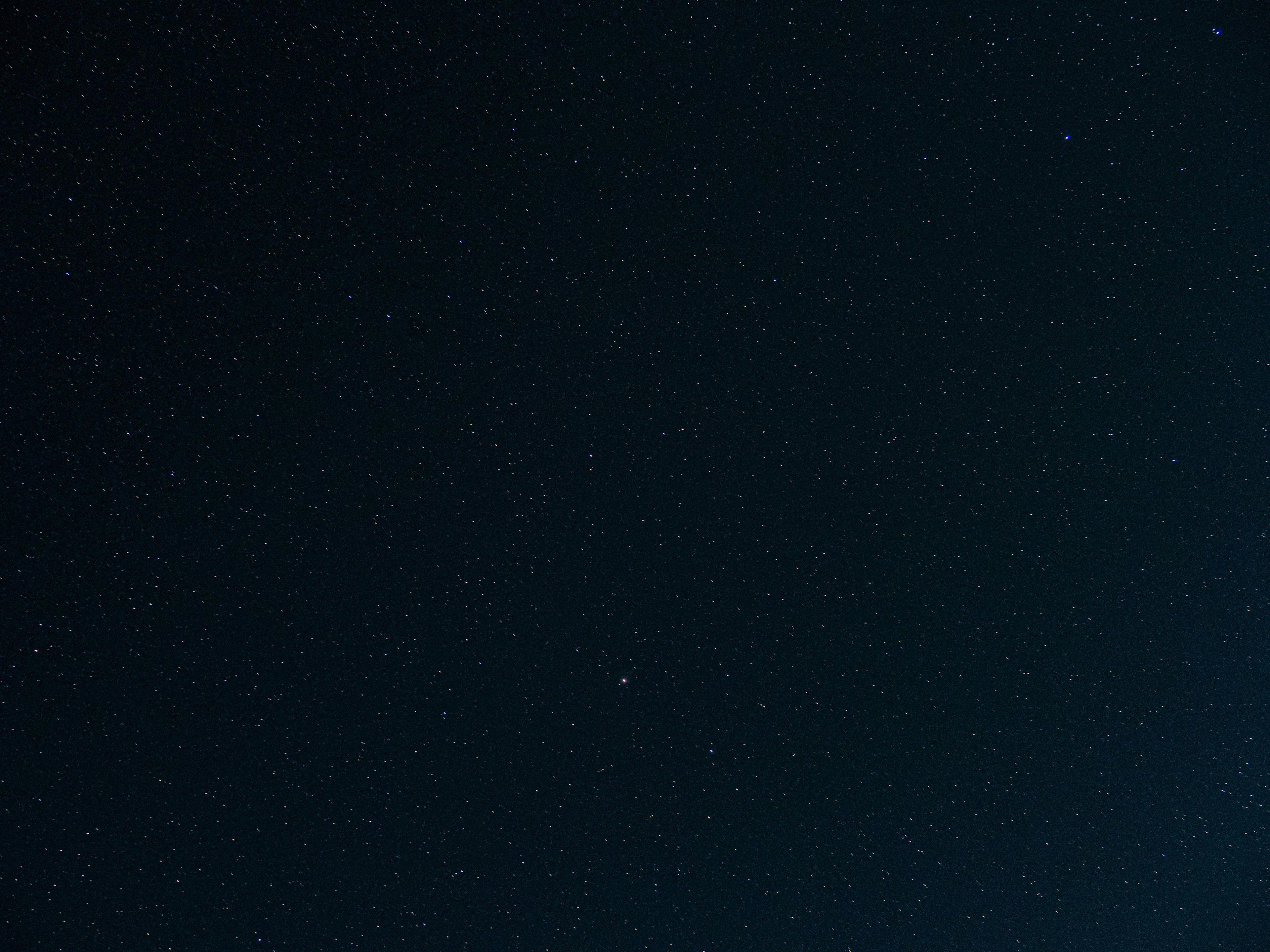 Un cielo nocturno estrellado lleno de innumerables estrellas