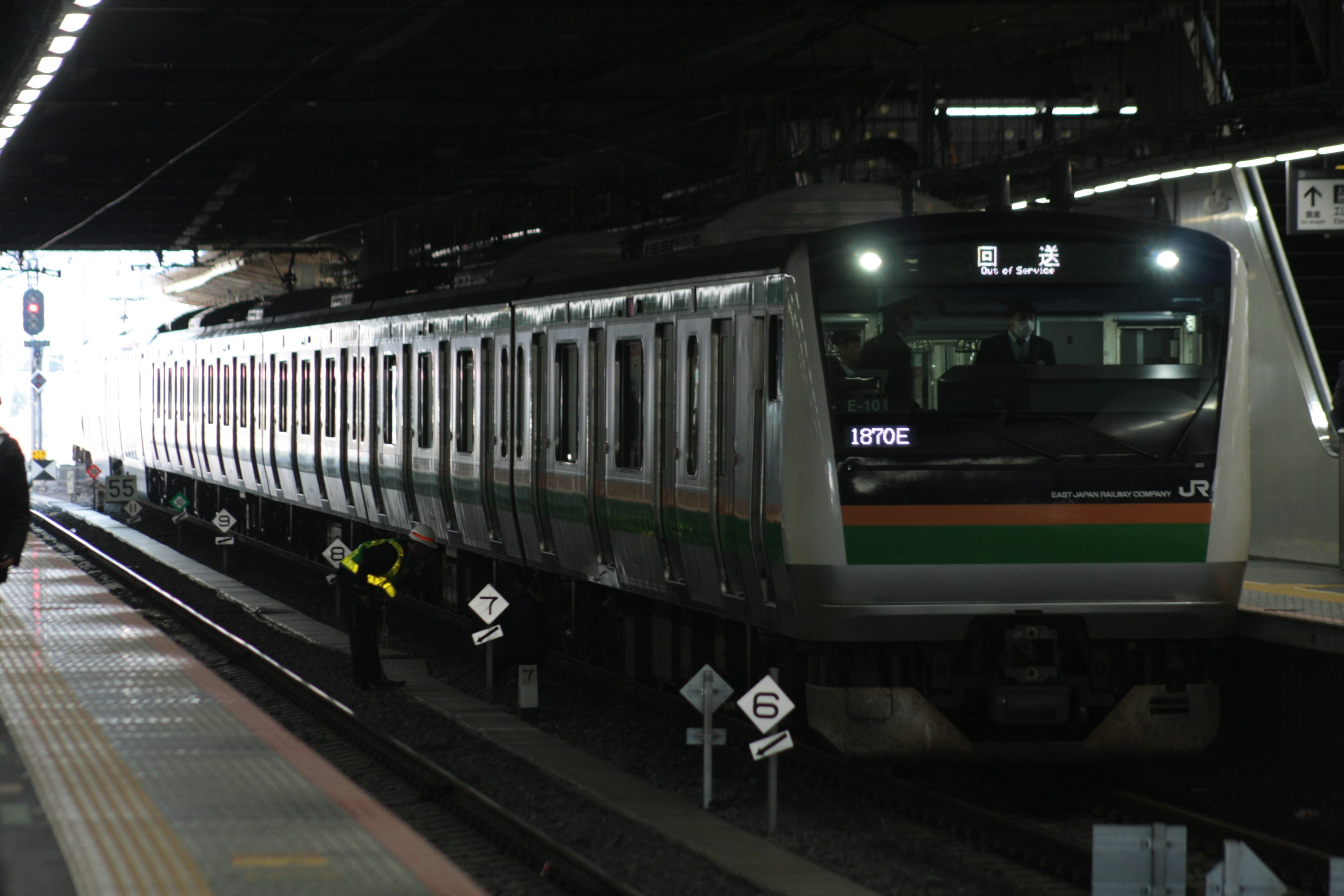 Gambar kereta modern yang berhenti di stasiun