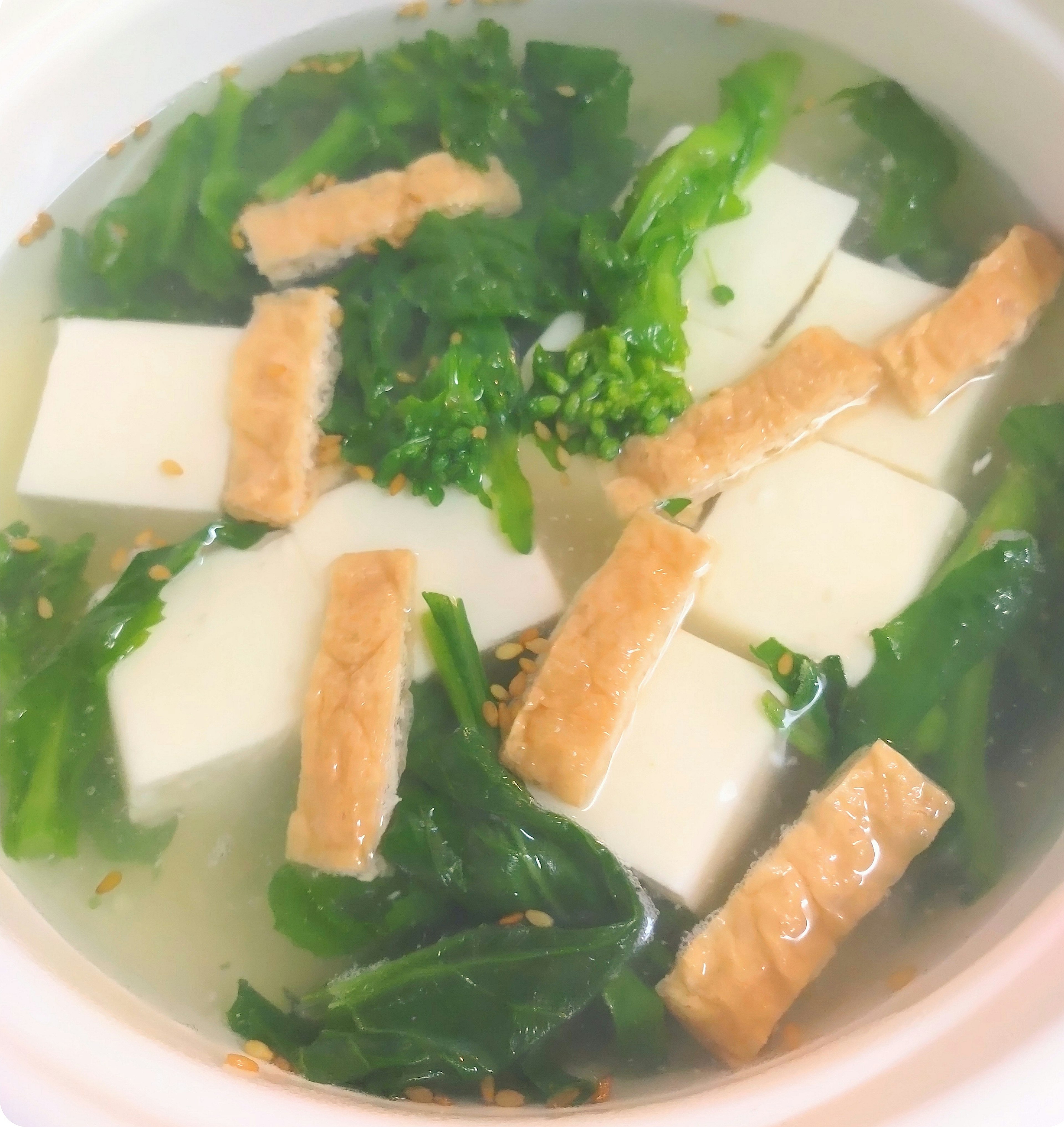 Zuppa con tofu e verdure a foglia