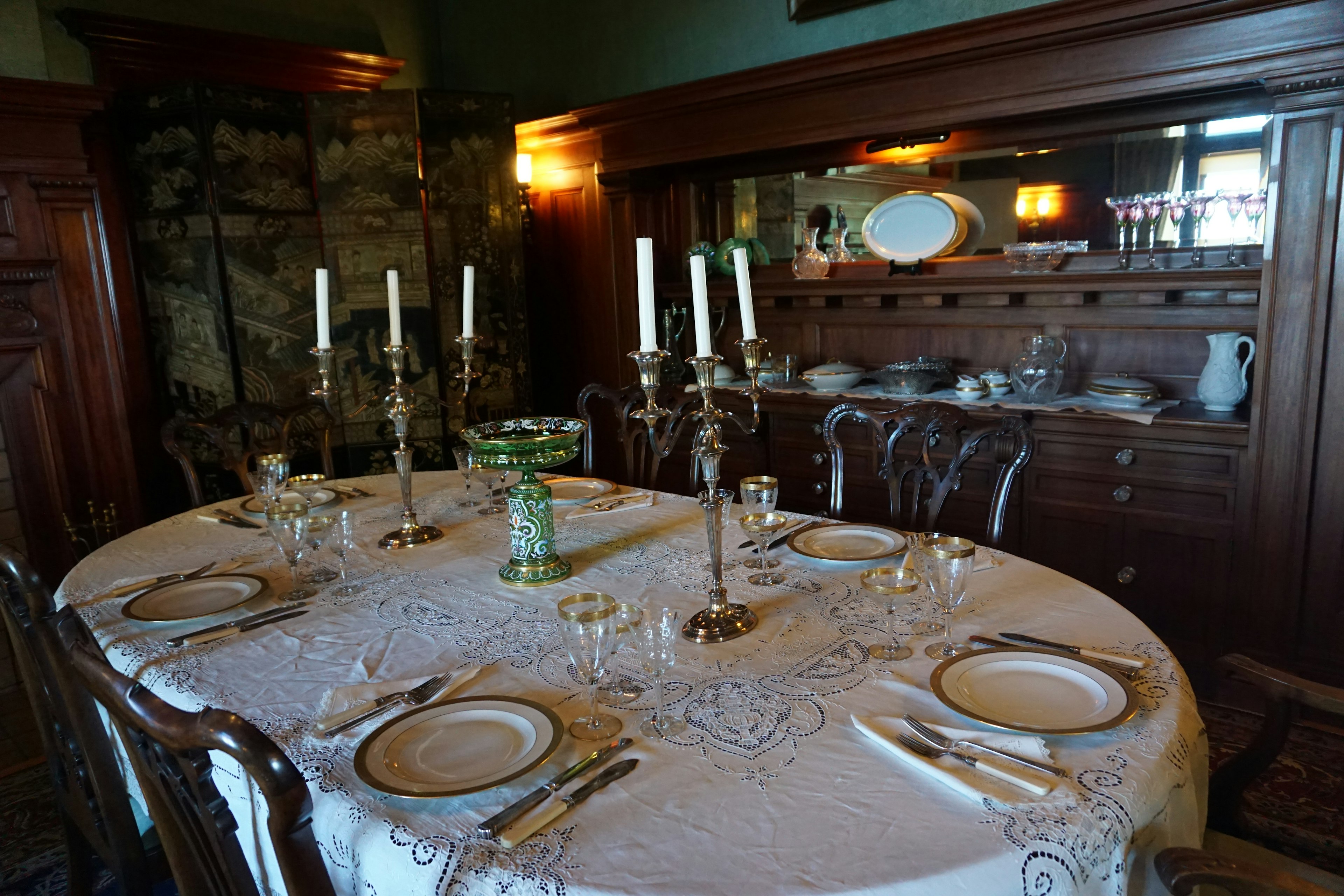 Table à manger élégante ornée de bougies et de vaisselle