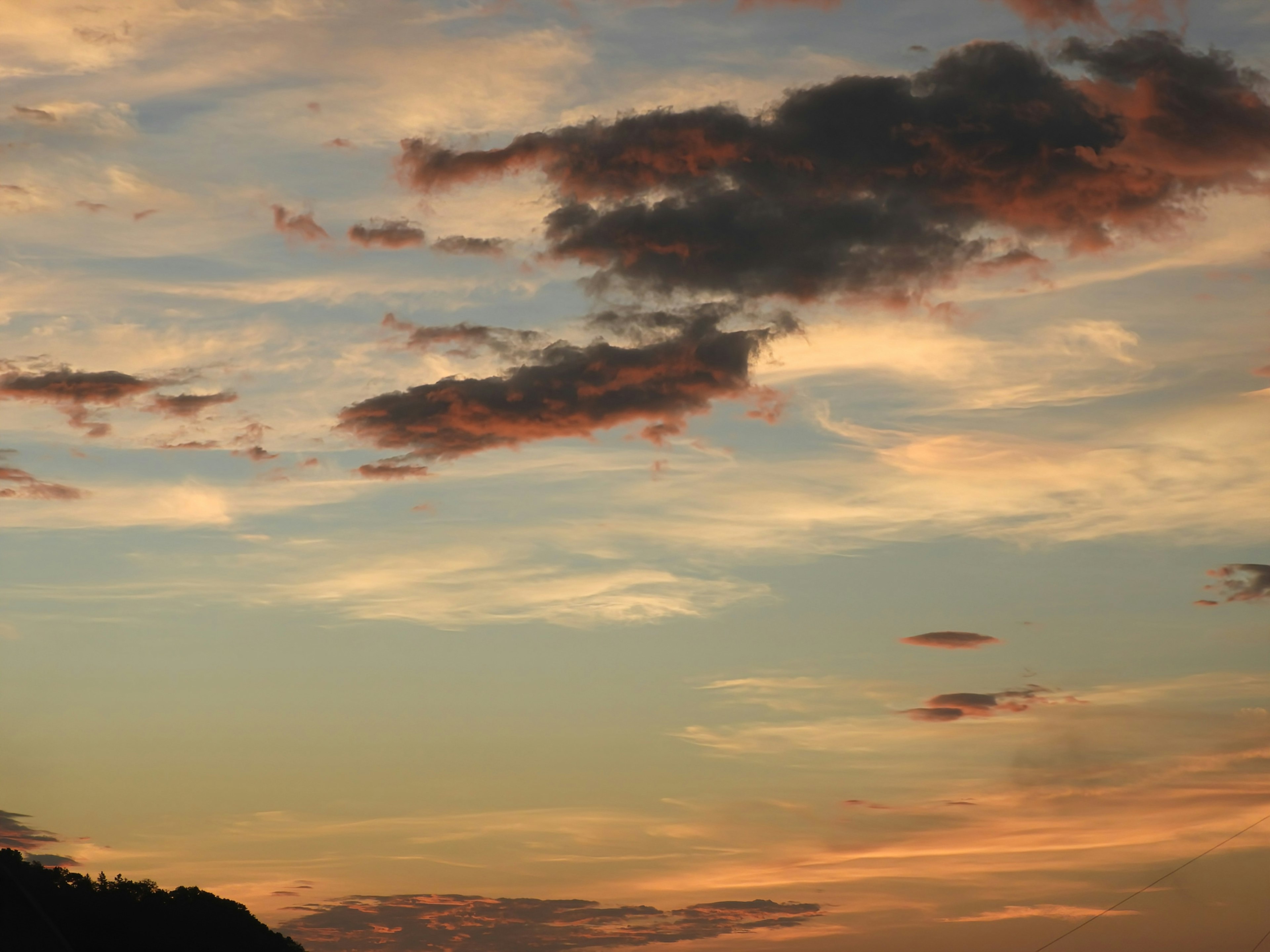 美しい夕焼けの空に雲が浮かぶ景色