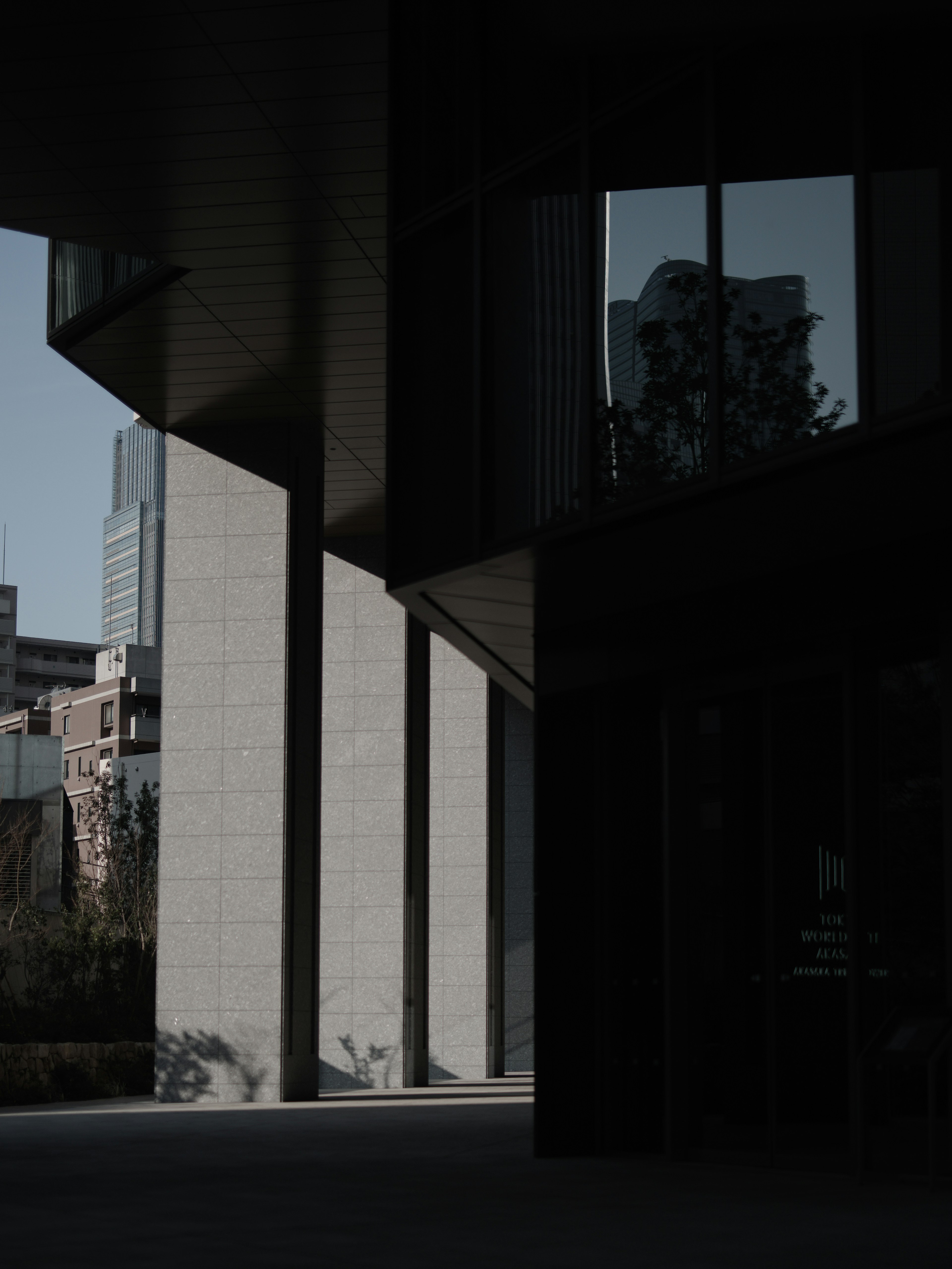 Vista oscura de arquitectura moderna con reflejos y formas geométricas