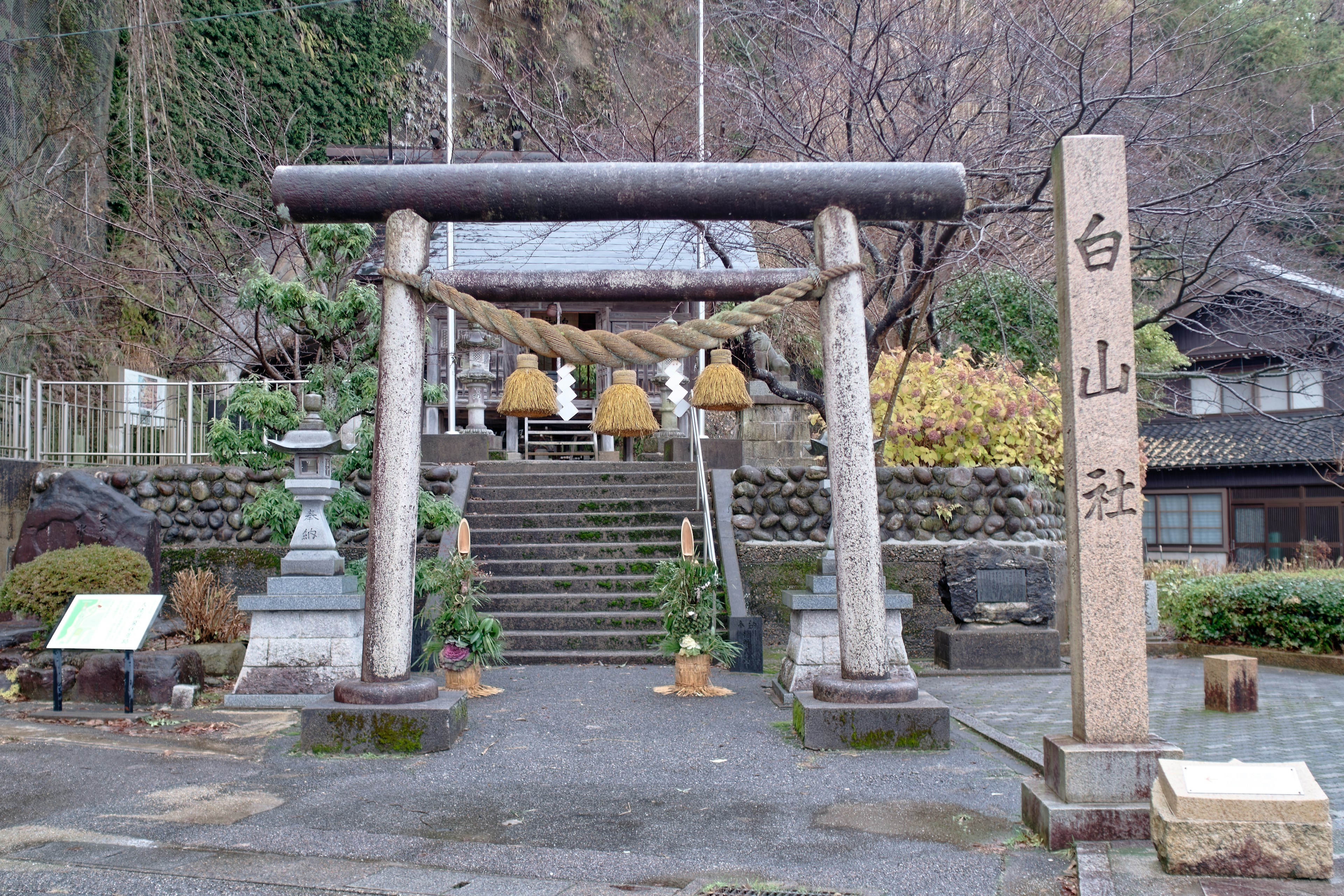 白山神社の鳥居と石碑が見える風景