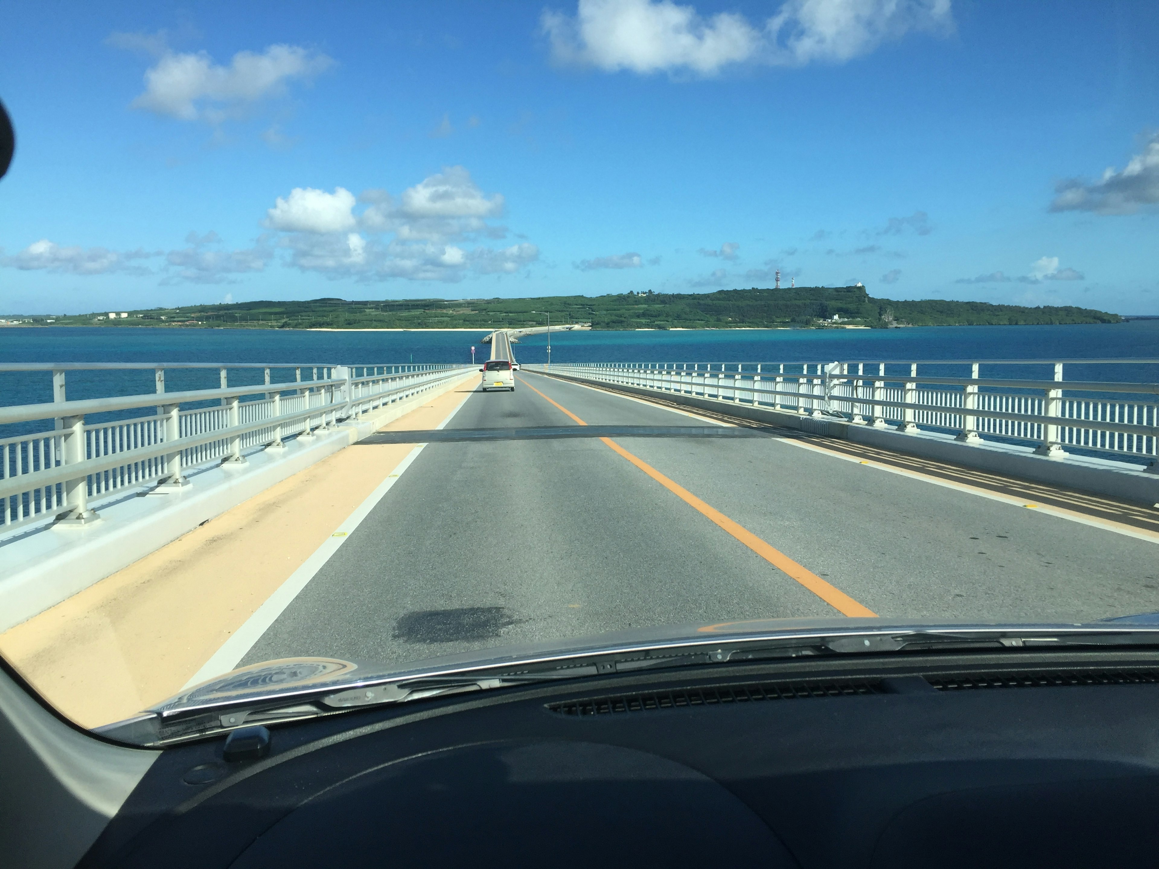 Vue d'un pont s'étendant sur une mer bleue sous un ciel dégagé