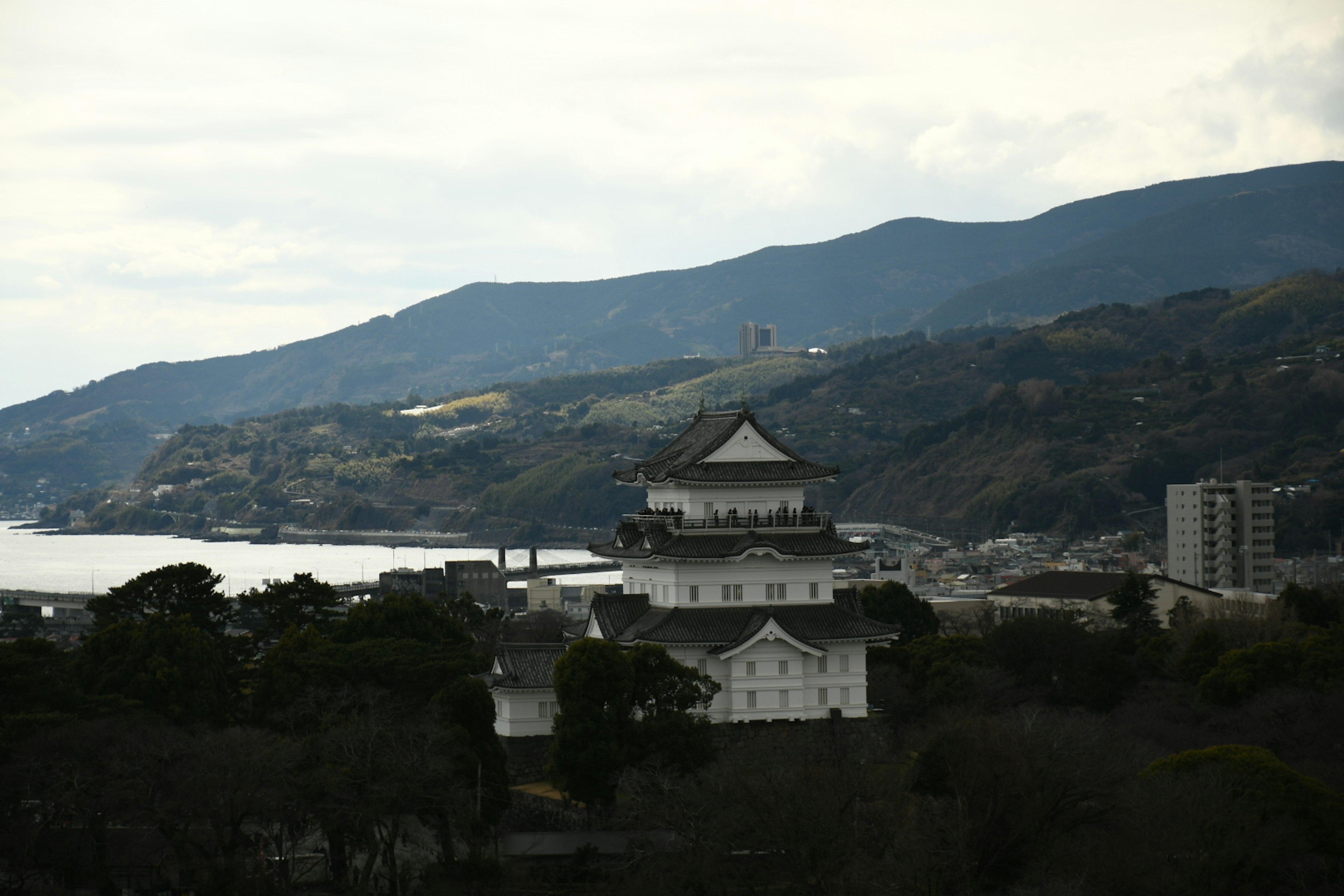 美しい山々と海に囲まれた歴史的な城