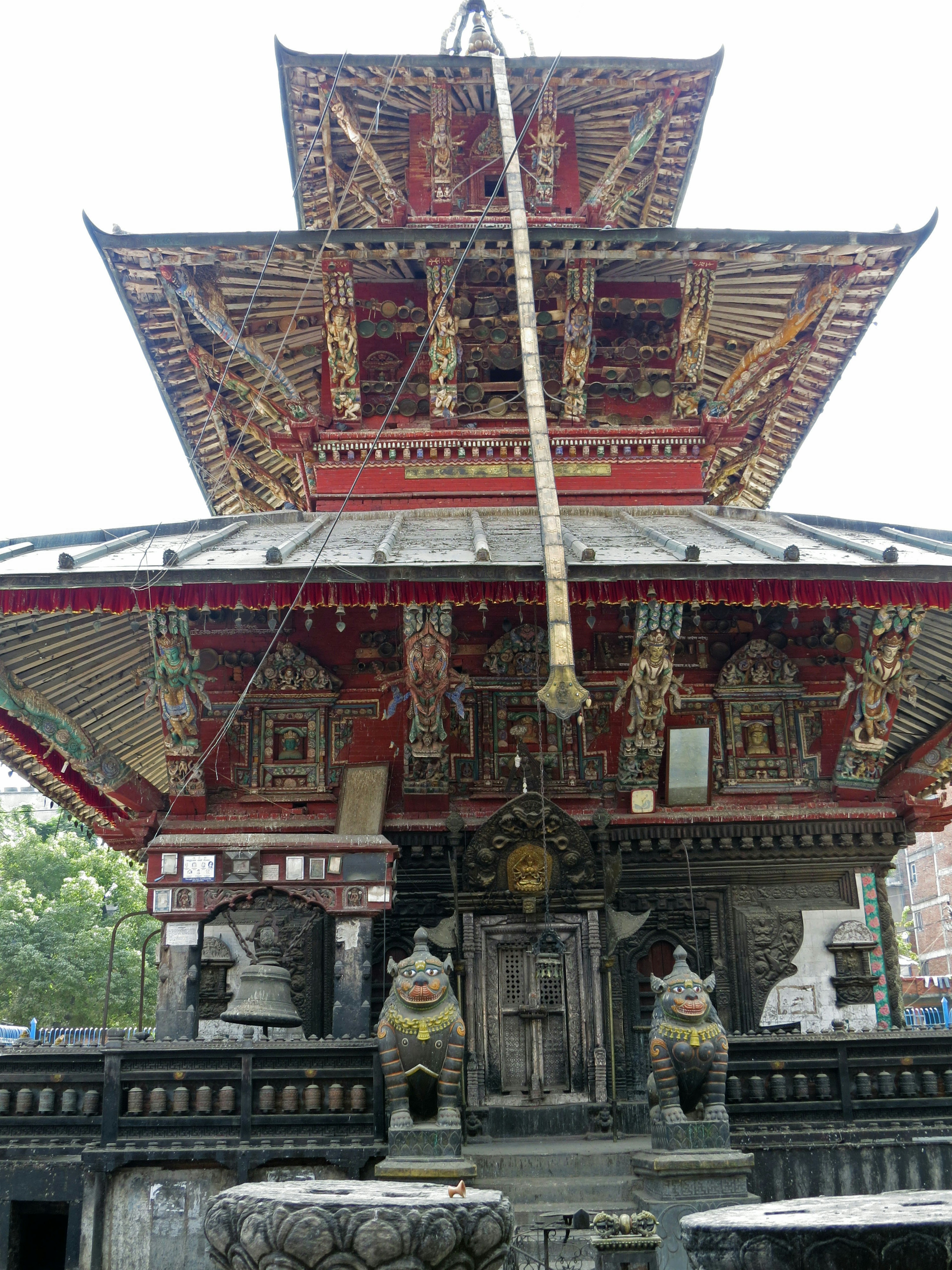 Structure de temple traditionnel avec des décorations rouges et dorées