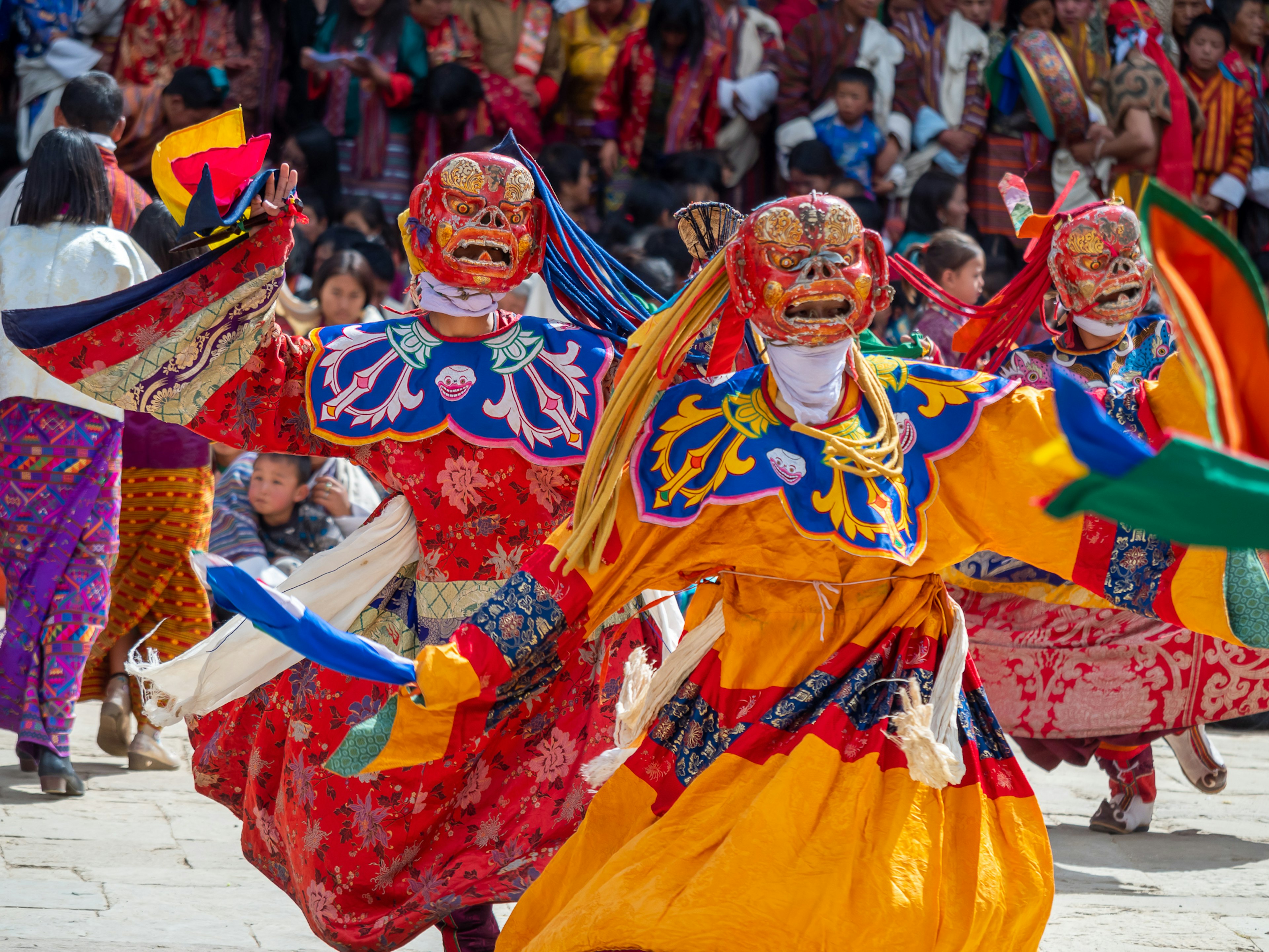 Penari dengan kostum berwarna-warni tampil di festival tradisional