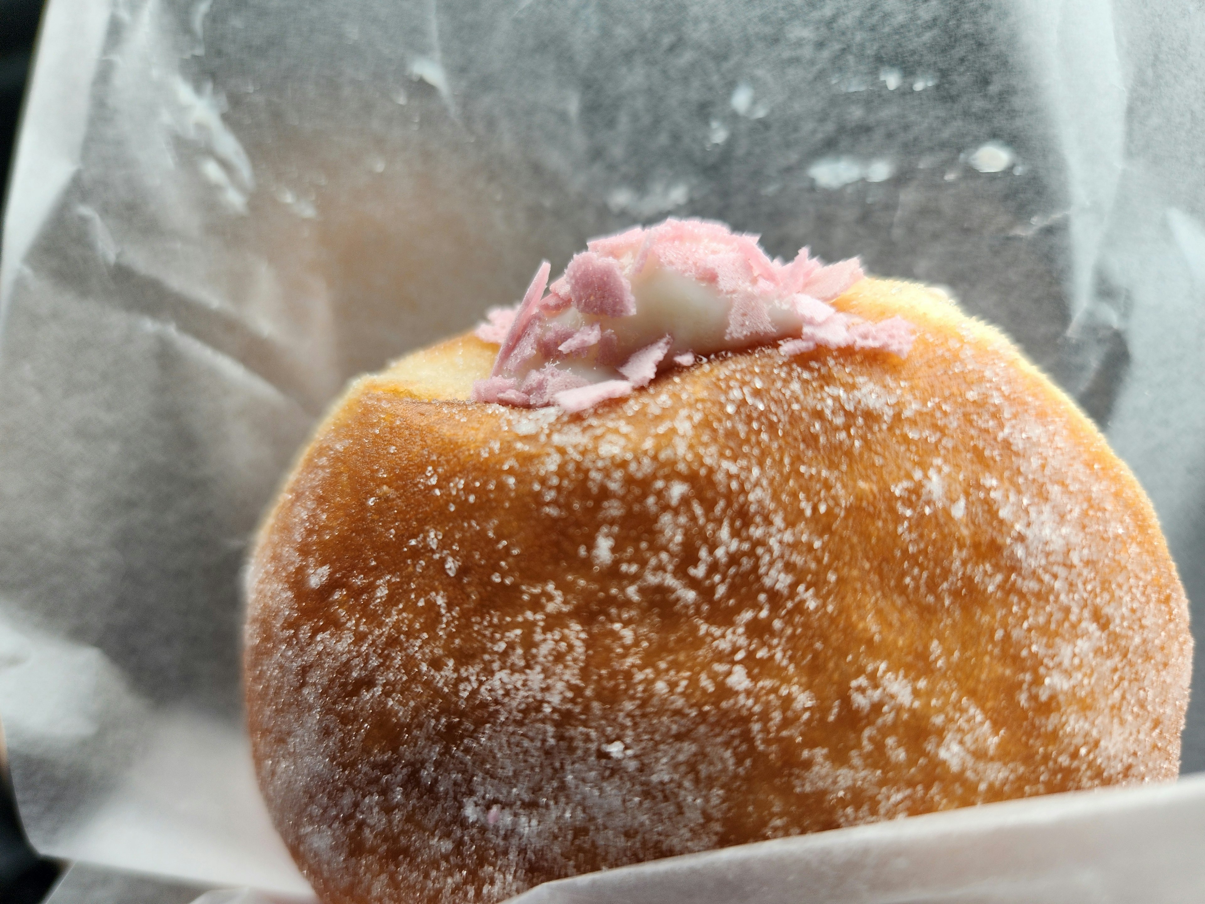 Fluffiger Donut mit rosa Creme