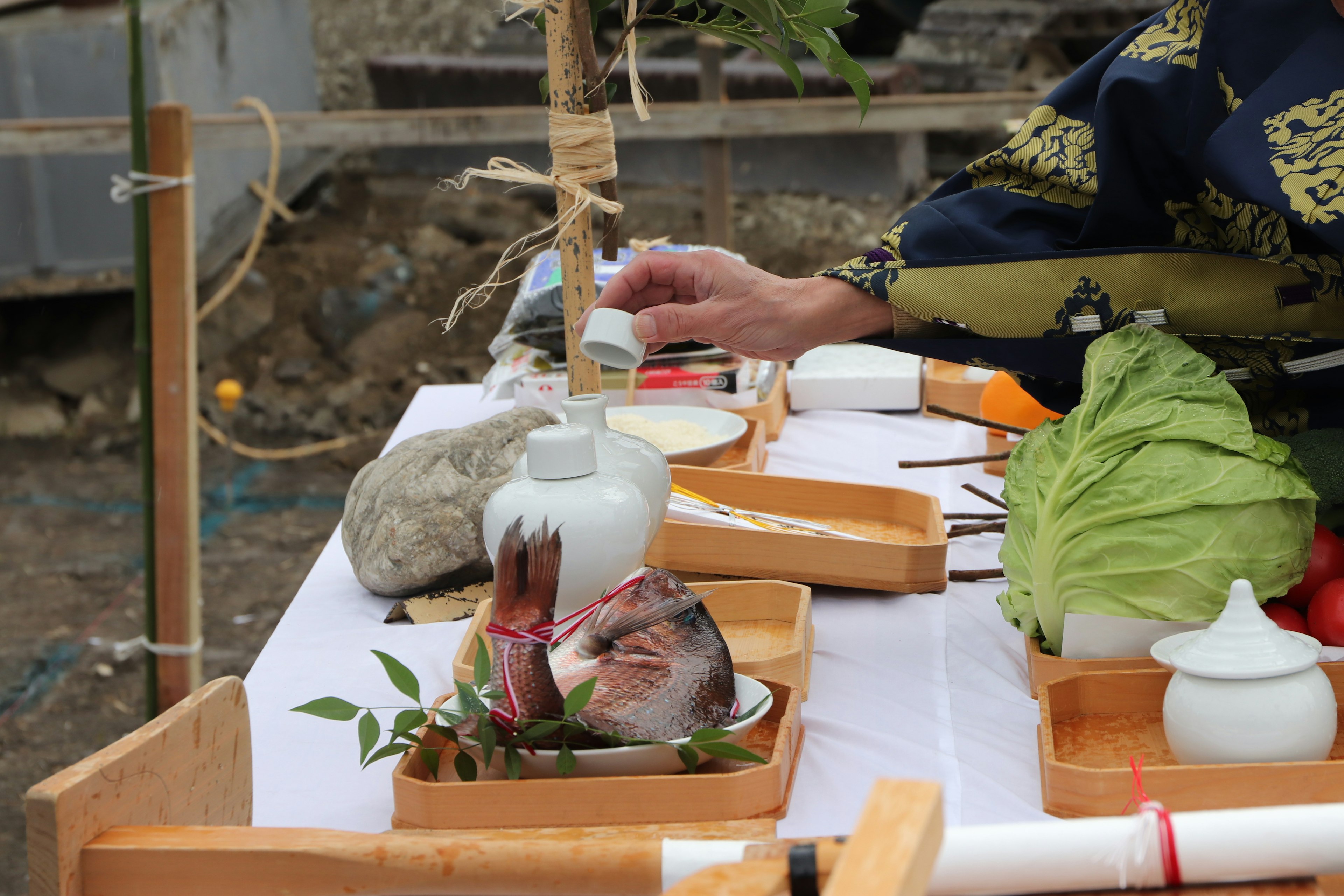 Orang yang meraih makanan di meja hidangan festival