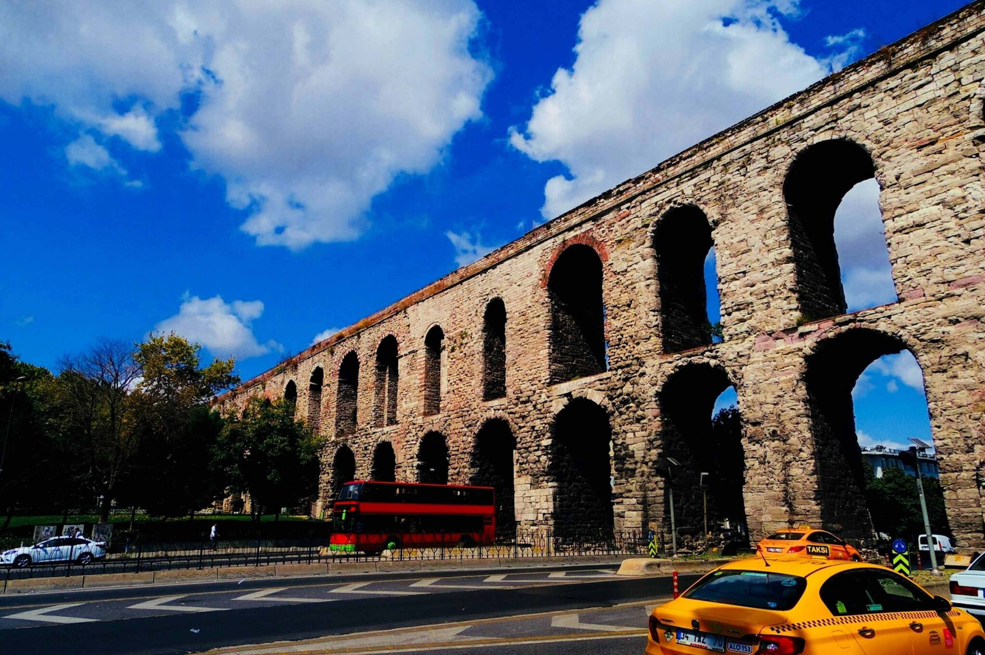 Arcos del antiguo acueducto de piedra en Estambul bajo un cielo azul brillante